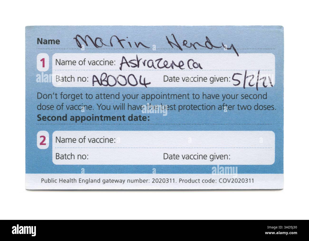 Eine COVID-Impfkarte des Vereinigten Königreichs aus dem Jahr 2021 – die COVID-19-Erinnerungskarte des NHS (British National Health Service) für das Coronavirus wurde für die Dosis 1 und 2 sowie für die dritte Dosis und die Auffrischimpfung verwendet. Spätere Karten wurden nicht mehr mit den Impfstoffen an die Impfzentren geliefert, die die Impfungen verabreichten. Der hier verabreichte Impfstoff war ein AstraZeneca-Impfstoff, der im Februar 2021 verabreicht wurde. Stockfoto