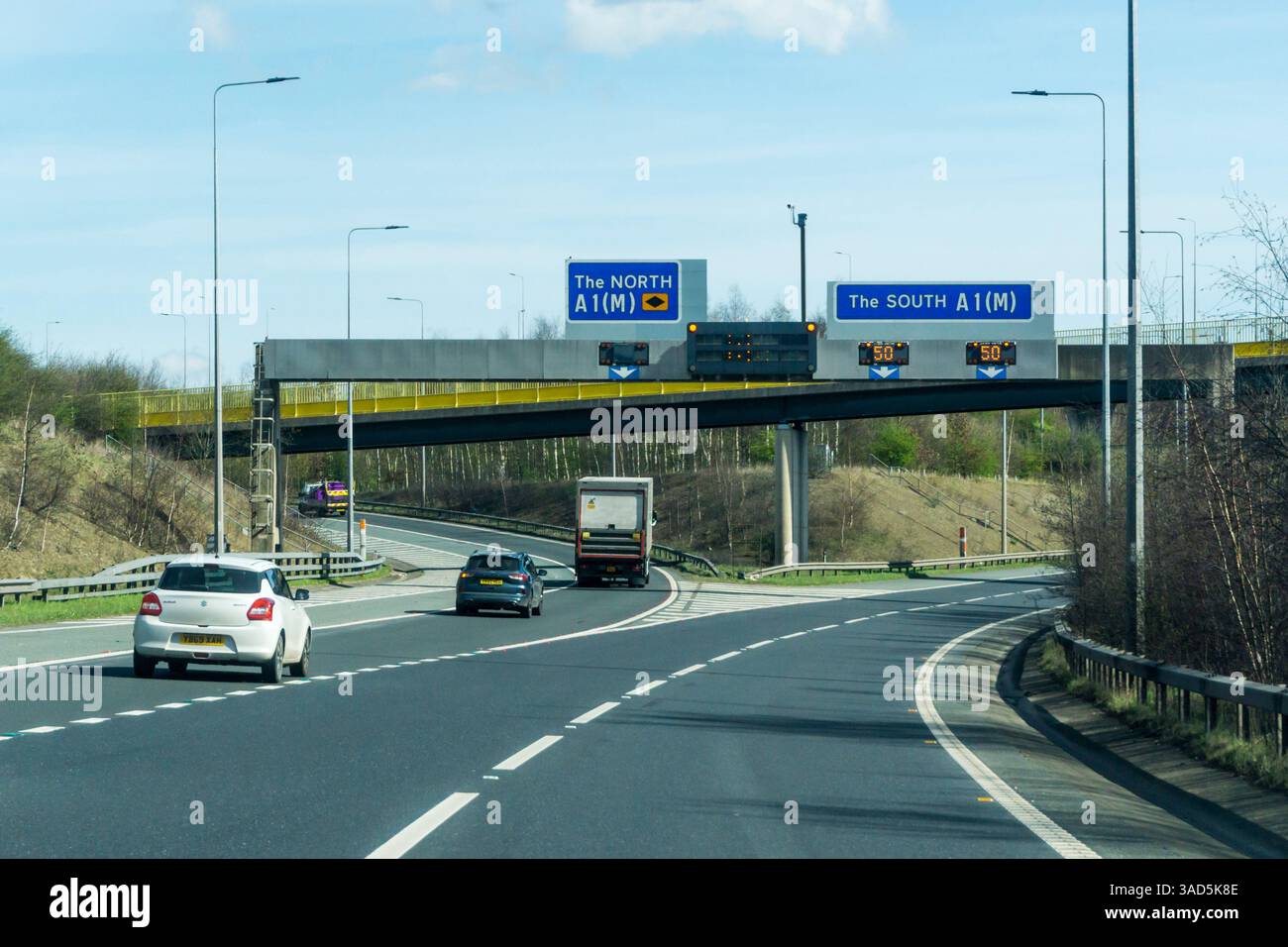 An der Kreuzung der Autobahn M62 mit der A1(M) bei Ferrybridge in Richtung Osten. Aufteilung zwischen Nord und Süd. Stockfoto
