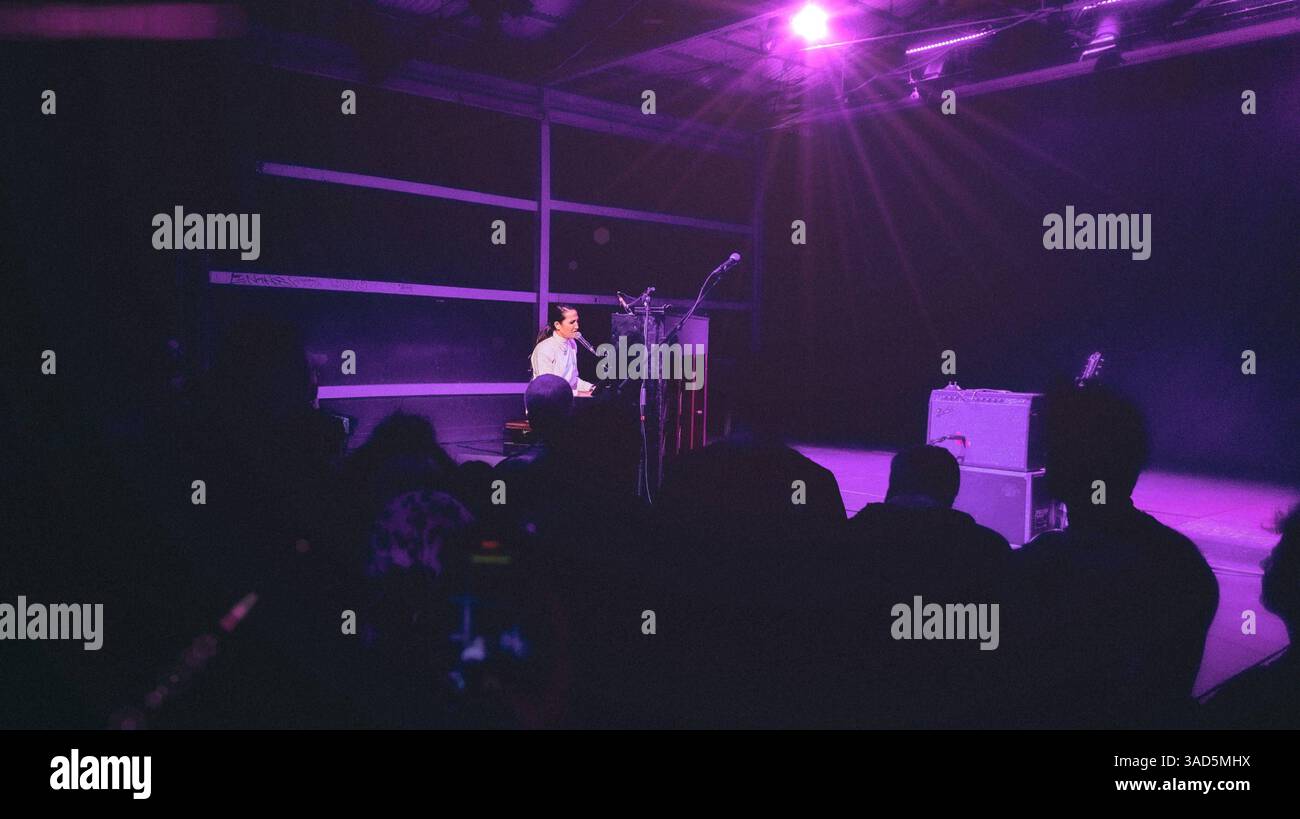 Musikkonzert - Joan als Polizeifrau - Tour 2025 Joan als Polizeifrau singen und Klavier mit Publikum während Joan als Polizeifrau - Tour 2025, Musikkonzert in Rom, Italien, 04. April 2025 Rom Angelo Mai Roma Italien Copyright: XTommasoxNotarangelox/xLiveMediax LPM 1801499 Stockfoto