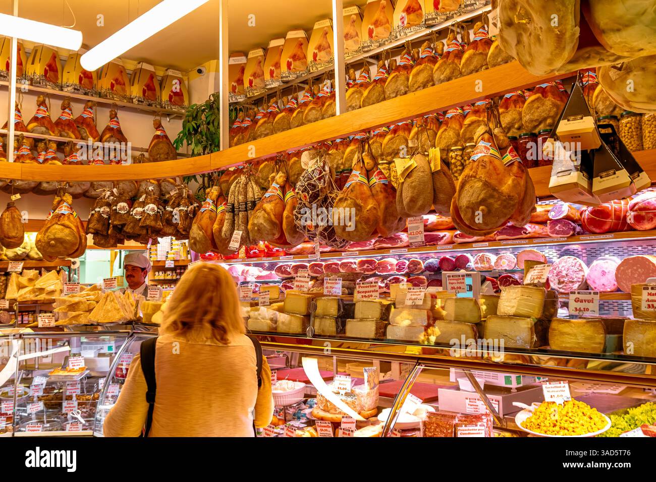 Eine riesige Auswahl an Wurstwaren wird in der Inside Salumeria Simoni, einer Wurstsorte in der Via Pescherie Vecchie in Bologna, Italien, gezeigt Stockfoto