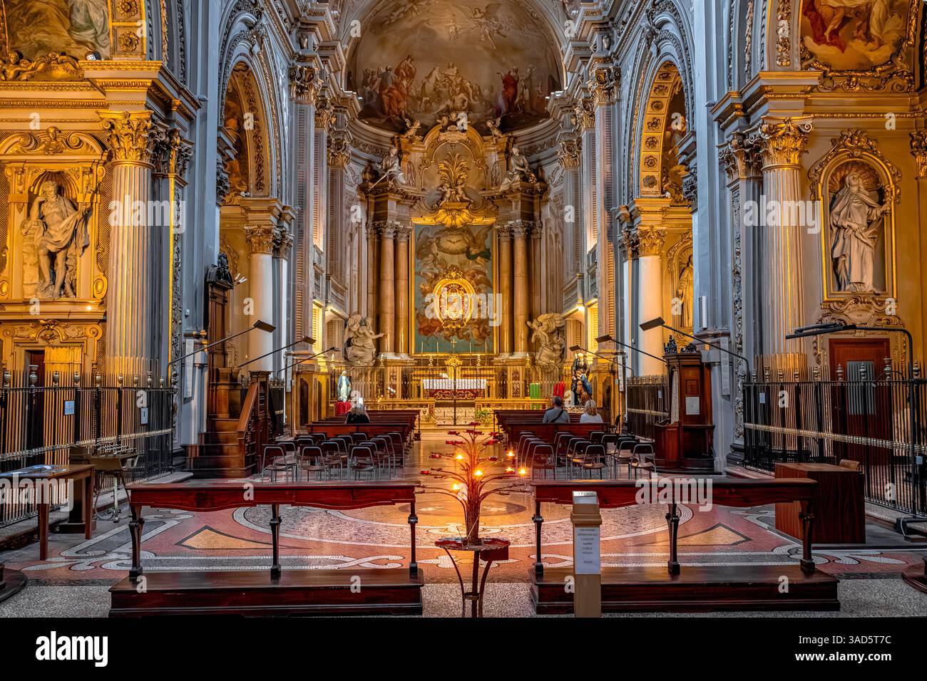 Eine Seitenkapelle in der Metropolitan Cathedral von San Pietro, der größten und wichtigsten Kirche in Bologna, Italien Stockfoto