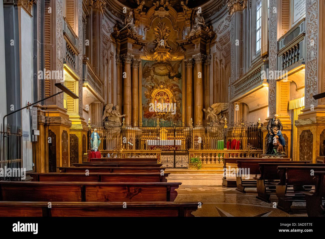 Das Innere der Metropolitan Cathedral von San Pietro, der größten und wichtigsten Kirche in Bologna, Italien Stockfoto