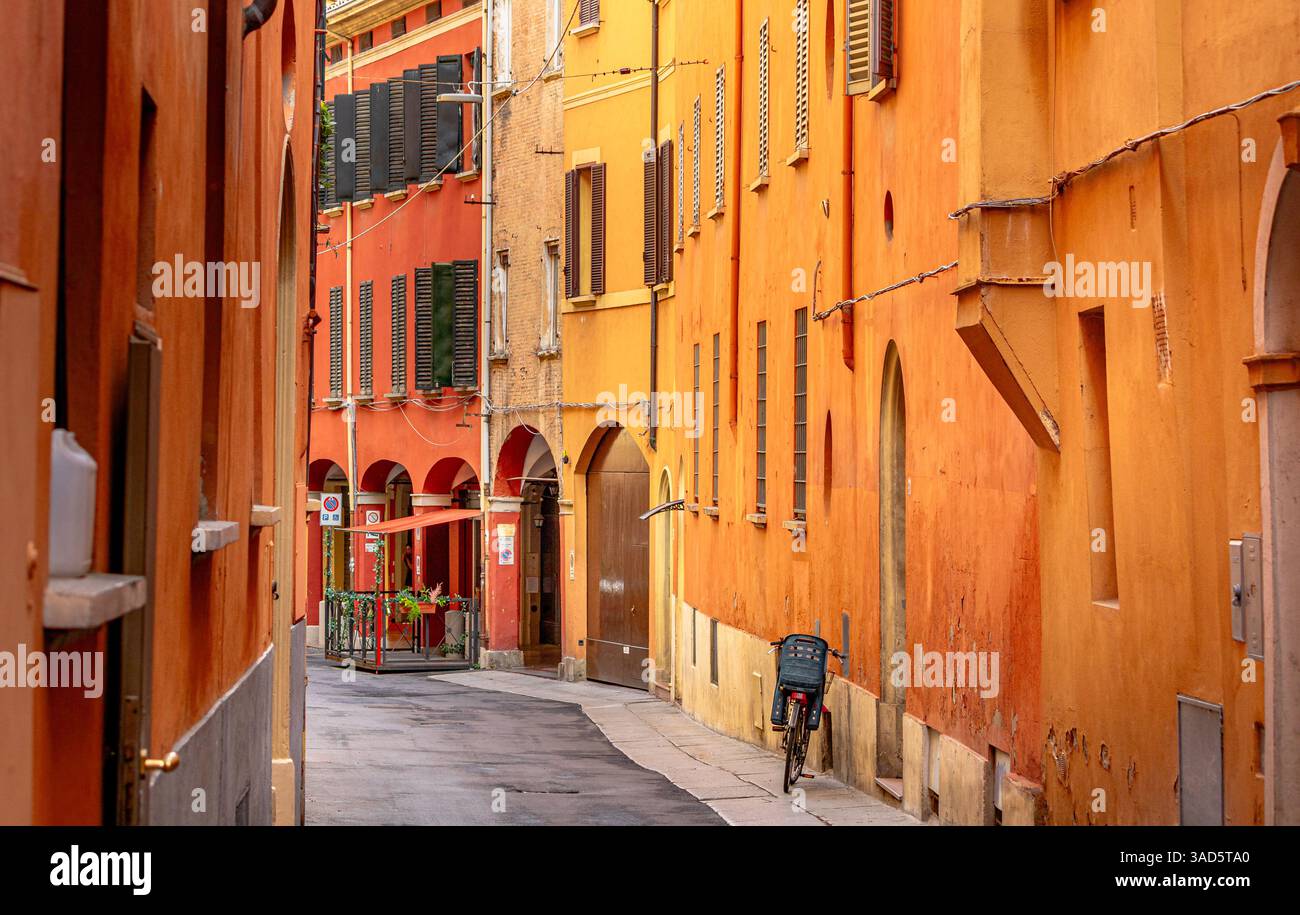 Ein Fahrrad, das an eine Mauer an der Via Ramorsella in Bologna Italien gelehnt ist Stockfoto