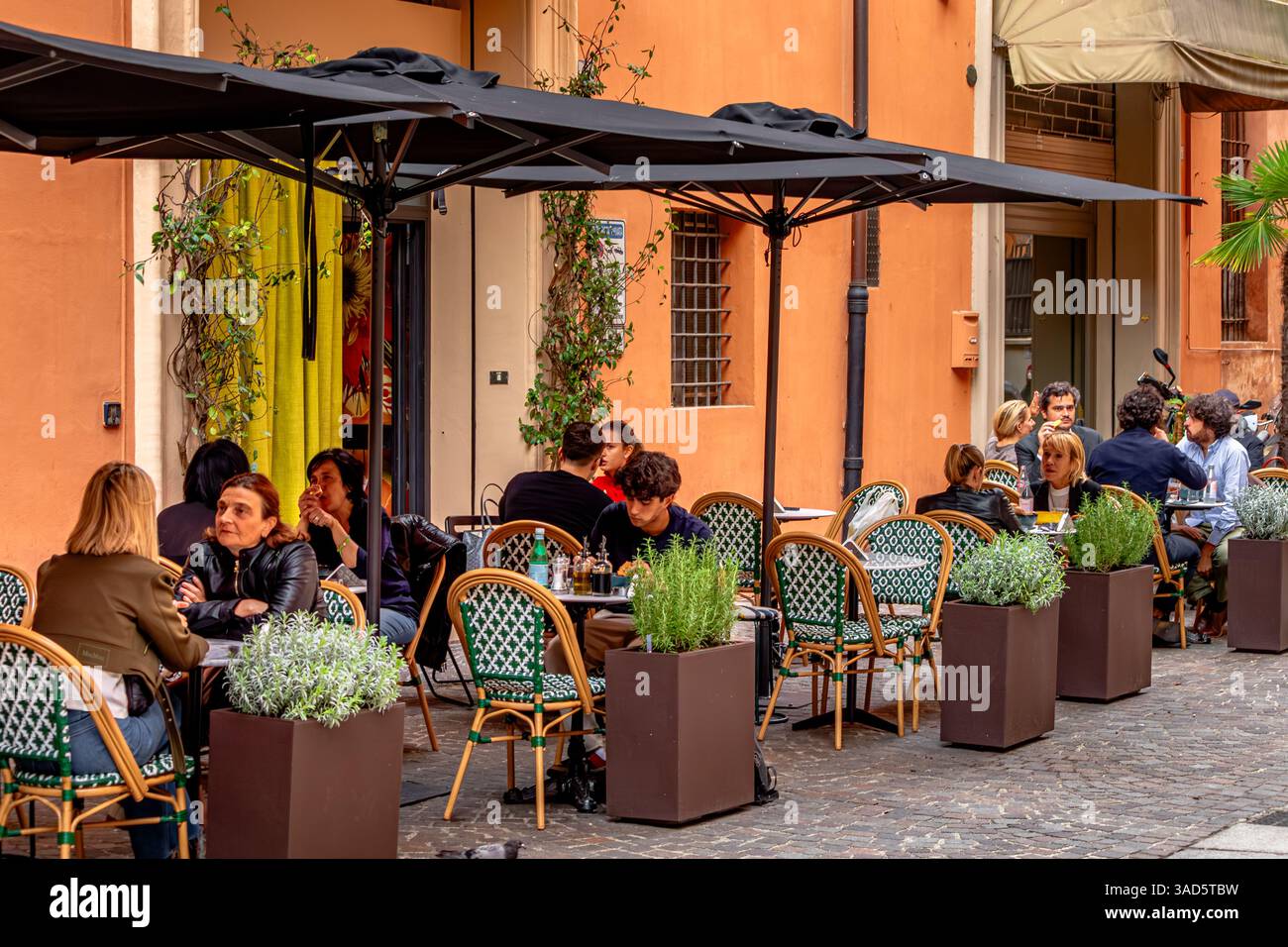 Leute sitzen draußen in einem Restaurant in der Via Clavature, Bologna, Italien Stockfoto