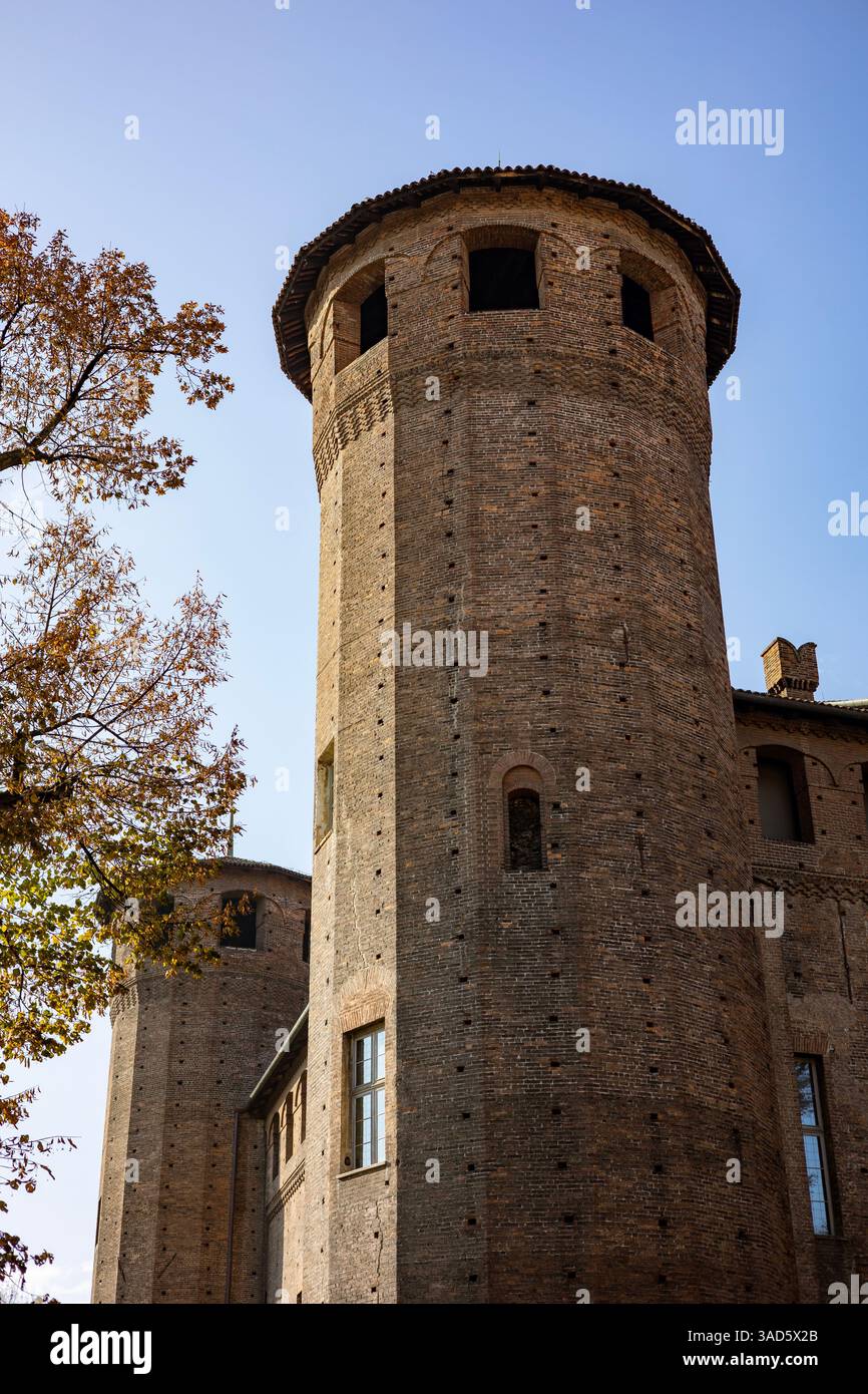 Ein Blick auf den Palazzo Madama in Turin, Italien, mit seiner historischen Architektur mit seinen mittelalterlichen und barocken Elementen, einschließlich seiner unverwechselbaren Schlepptau Stockfoto