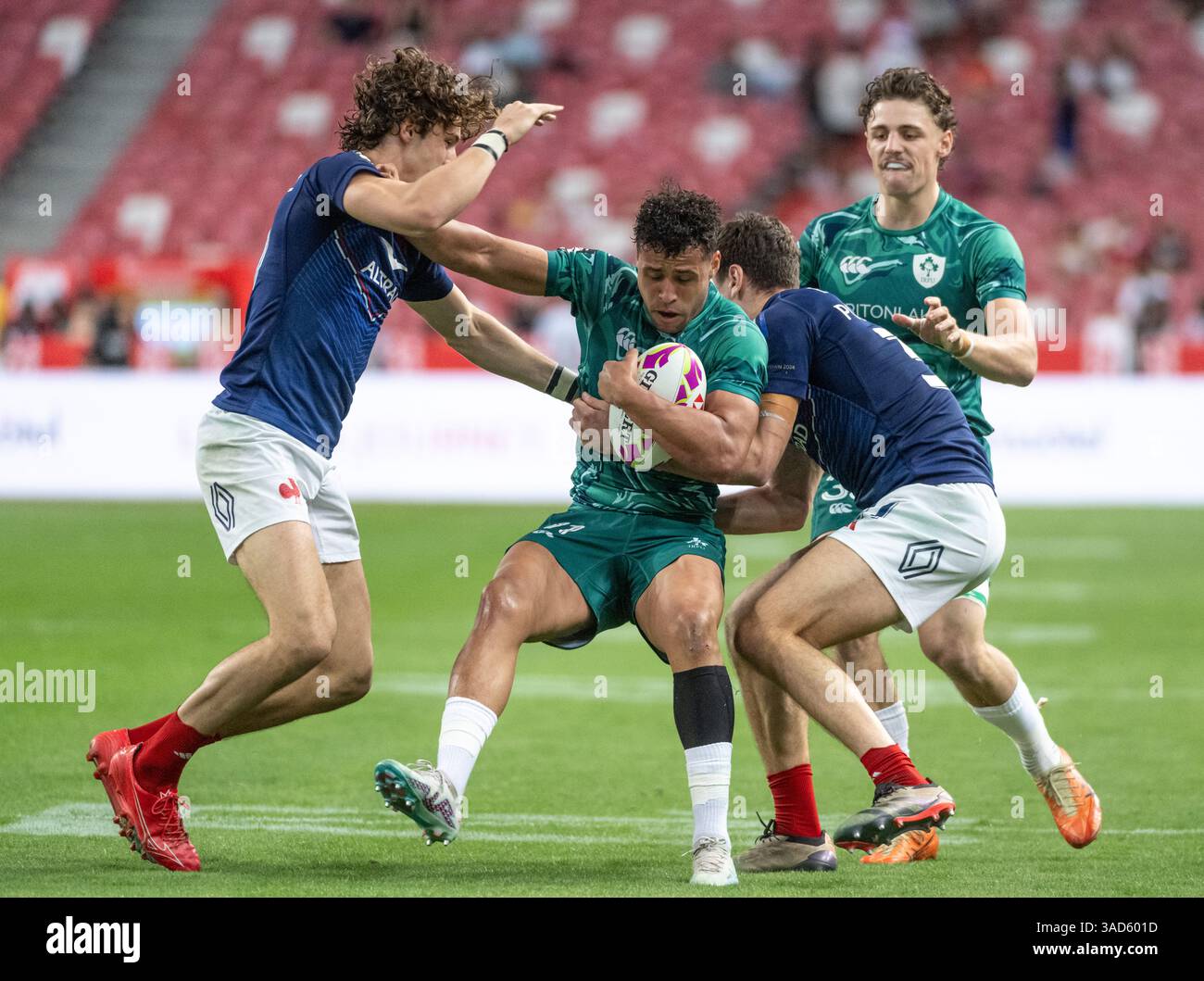 SINGAPUR, SINGAPUR. 5. APRIL 2025 HSBC Singapore 7s Rugby Ireland besiegte Frankreich 26-19 im WM-B-Spiel der Herren. Irelands Conor Phillips im Tackle. Alamy Live Sport / Jayne Russell Stockfoto