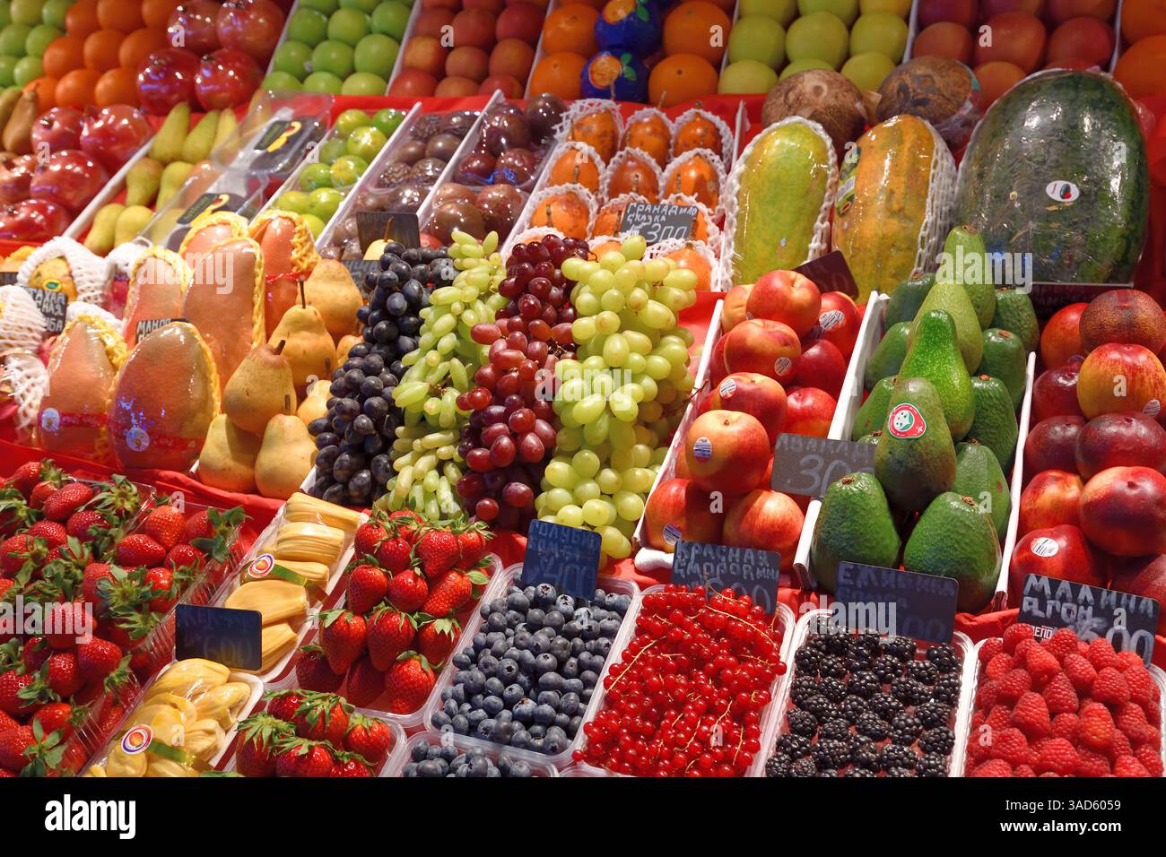 Moskau, Russland - 02.04.2022. Depo - das größte Einkaufszentrum in Europa. Schaufenster mit Früchten und Beeren Stockfoto
