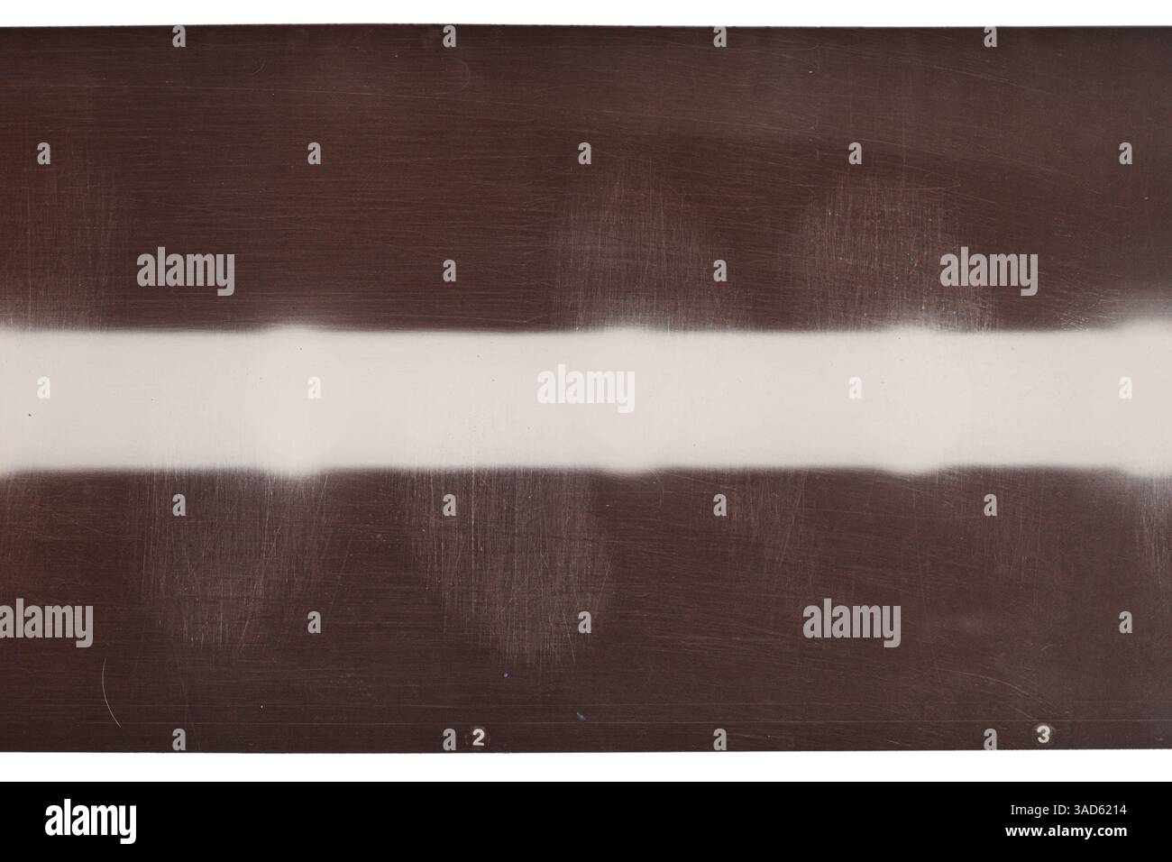 Grungy-farbiger 120-mm-Negativfilm isoliert auf weißem Hintergrund. Filmmaterial im mittleren Format auf weißem Hintergrund, Platzhalter für Retro-Fotos. Stockfoto