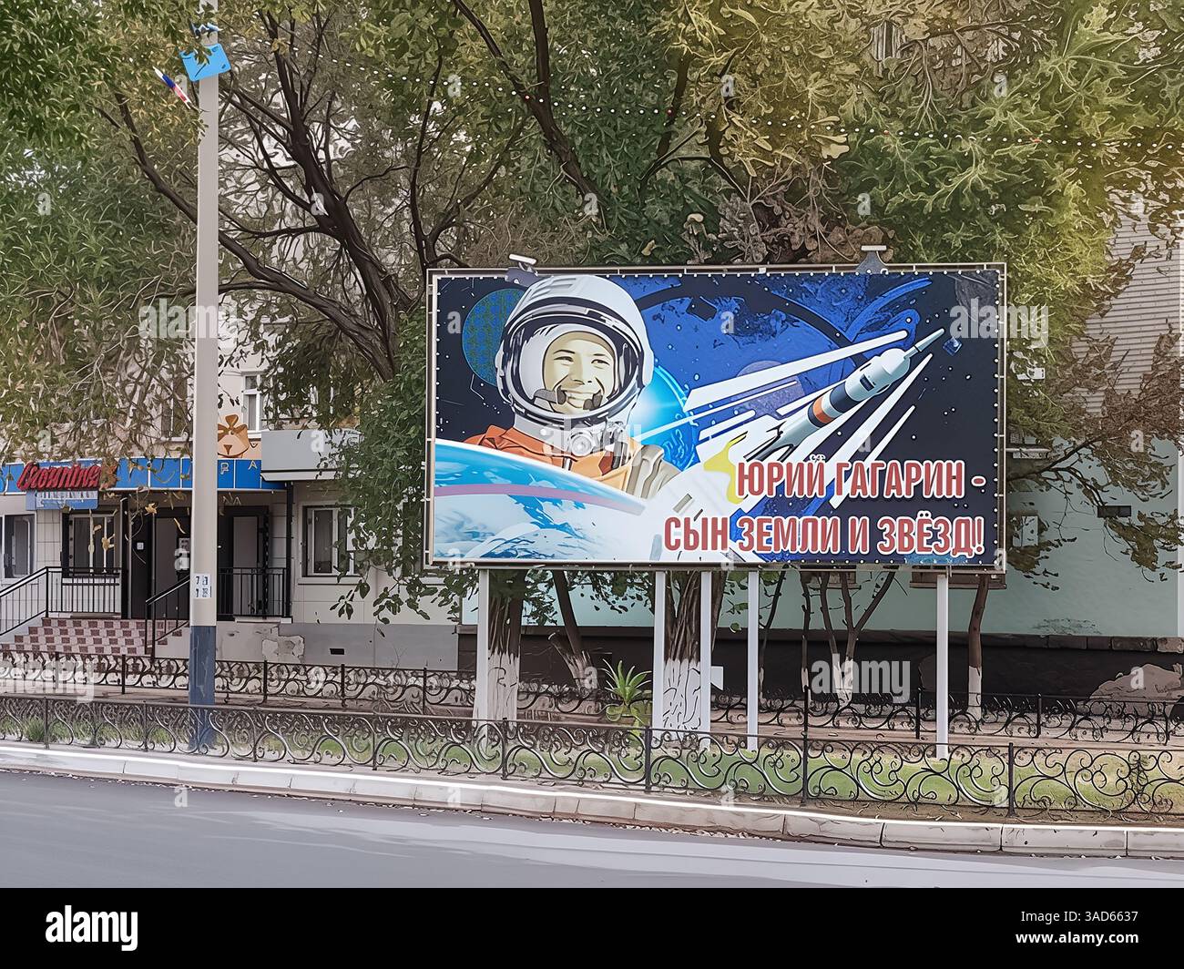 Das Banner „Juri Gagarin ist ein Sohn der Erde und der Sterne“ (auf Russisch) auf dem Kosmodrom Baikonur in Kasachstan zeigt den ersten Menschen im Weltraum. Stockfoto