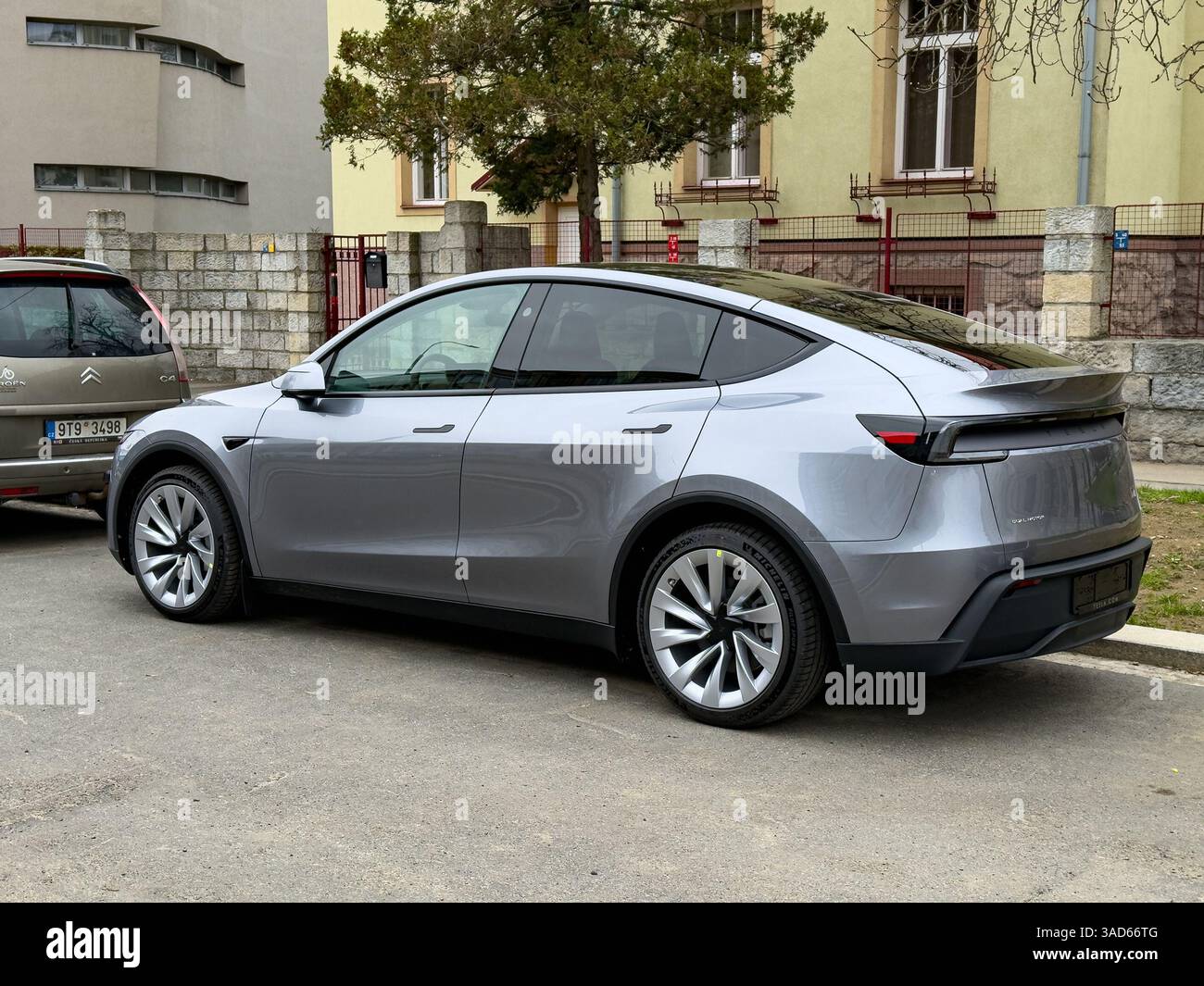 OSTRAVA, TSCHECHIEN - 27. MÄRZ 2023: Silberner Tesla Model Y Juniper Electric SUV, brandneues Auto ohne Kennzeichen, Rückansicht Stockfoto