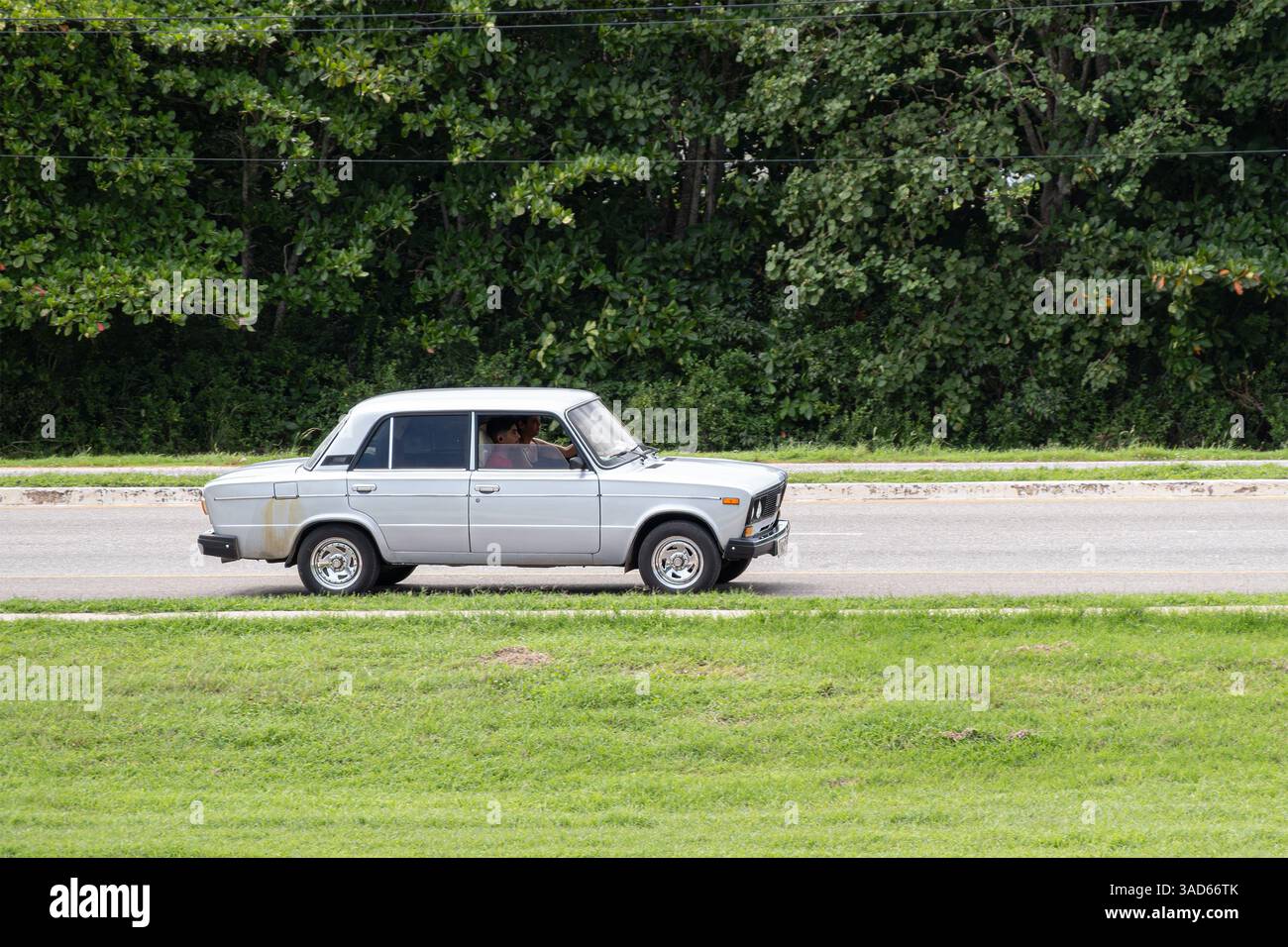 HAVANNA, KUBA - 2. SEPTEMBER 2023: Silberner Lada VAZ 2106 russischer Wagen auf den Straßen von Varadero, Kuba Stockfoto