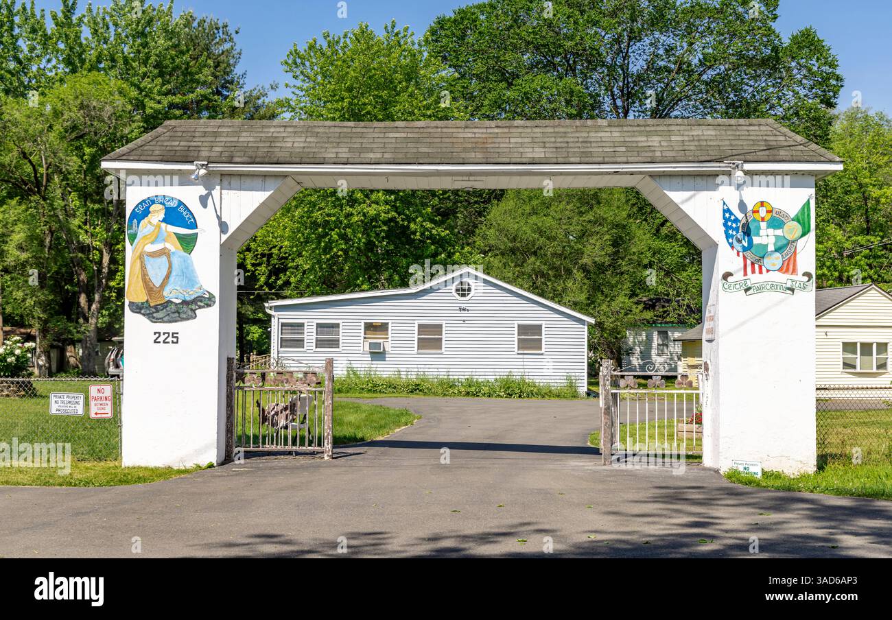 Dekoriertes Eingangstor mit irisch-amerikanischer Symbolik im Upstate ny Stockfoto