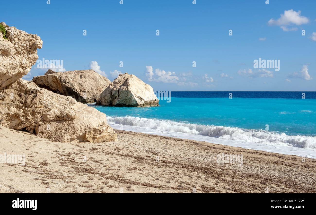 Leerer, schöner tropischer Strand mit türkisfarbenem Meer und Felsformationen, Blick auf die karibische Landschaft Stockfoto