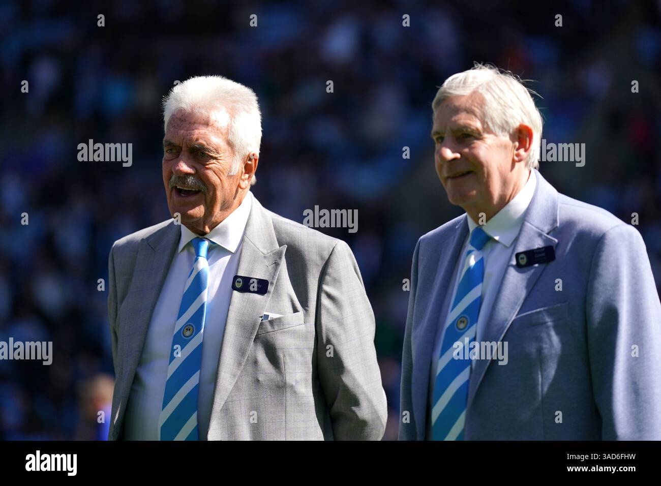 Ehemaliger Coventry City Spieler Jeff Blockley (links) während der Legends Day Parade beim Sky Bet Championship Match in der Coventry Building Society Arena, Coventry. Bilddatum: Samstag, 5. April 2025. Stockfoto