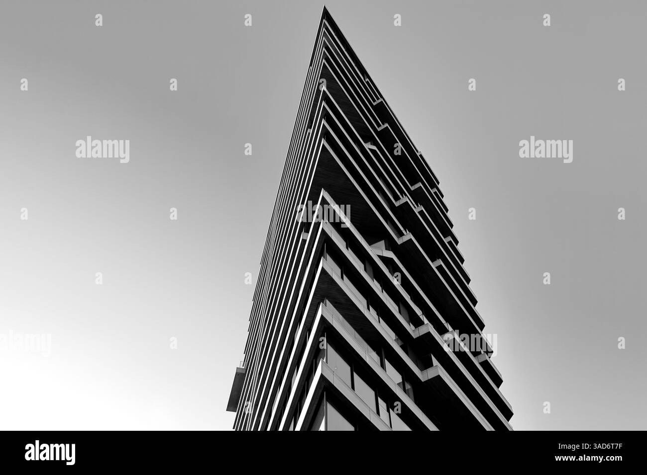 Gestaffelte Balkone und elegante geometrische Linien zeichnen Haut Amsterdam Amstel aus, ein kühnes architektonisches Meisterwerk, das Nachhaltigkeit und moderne Eleganz verkörpert Stockfoto