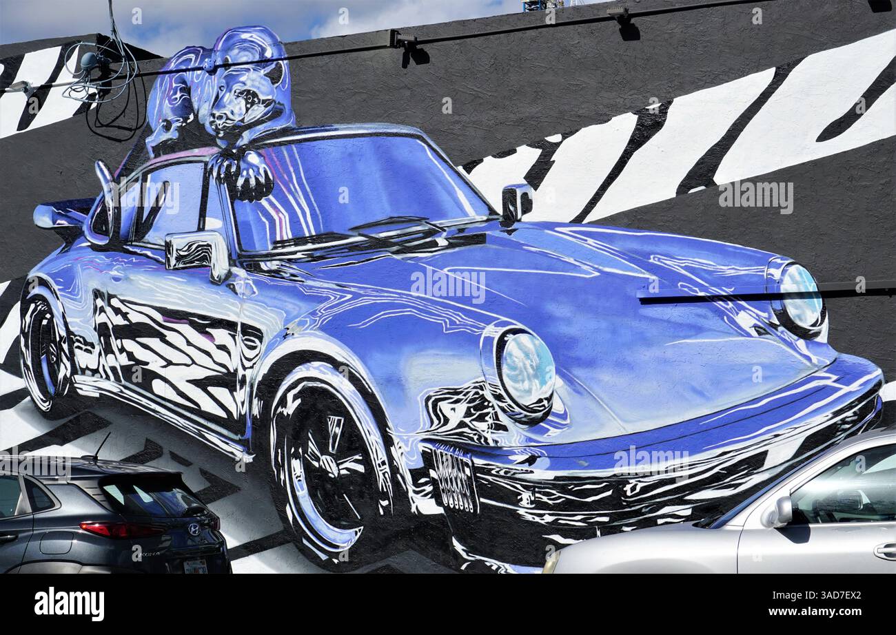 Street Art Park by Wynwood Walls, Miami, Florida, mit Graffiti eines Panthers auf einem Chrom-Auto Stockfoto