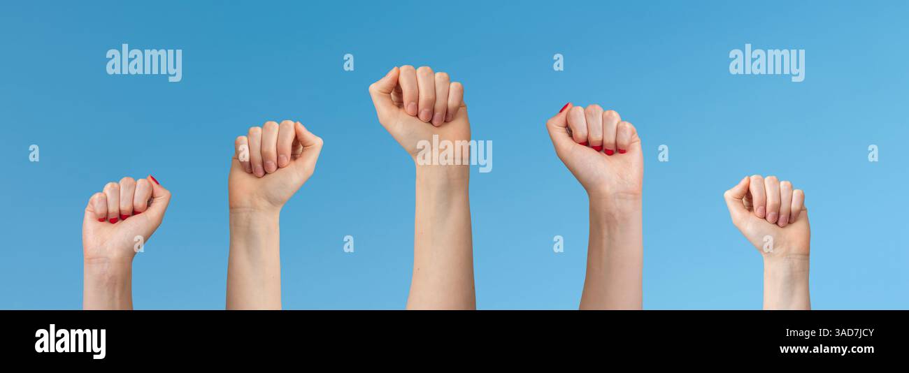 Die Faust ist hochgehoben. Frau zeigt Stärke, Macht, Mut, Freiheit und Entschlossenheit in Protest, Kampf, Aktivismus, Gerechtigkeit und Solidarität. Stockfoto