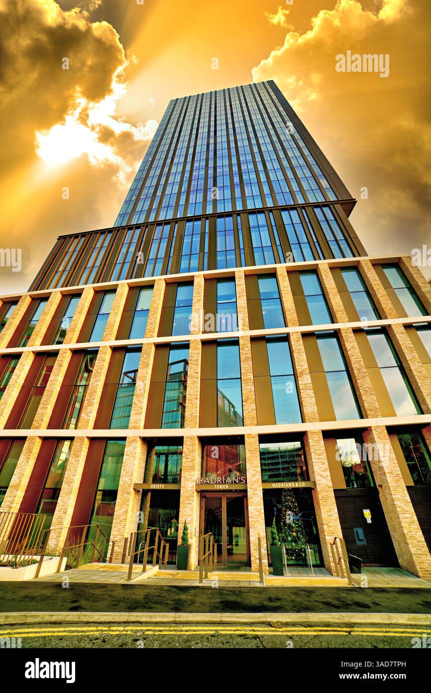 Der Wohnblock Hadrian's Tower im Stadtzentrum von Newcastle wurde von Faulkner Browns entworfen, von Tolent Construction gebaut und von EVB-Fassaden verglast Stockfoto