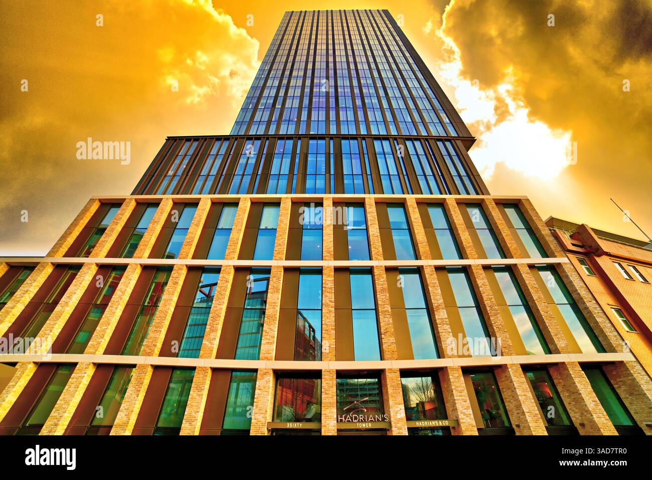 Das Wohngebäude Hadrian's Tower im Stadtzentrum von Newcastle wurde von Faulkner Browns entworfen, von Tolent Construction erbaut und mit EVB-Fassaden (UK) L verglast Stockfoto