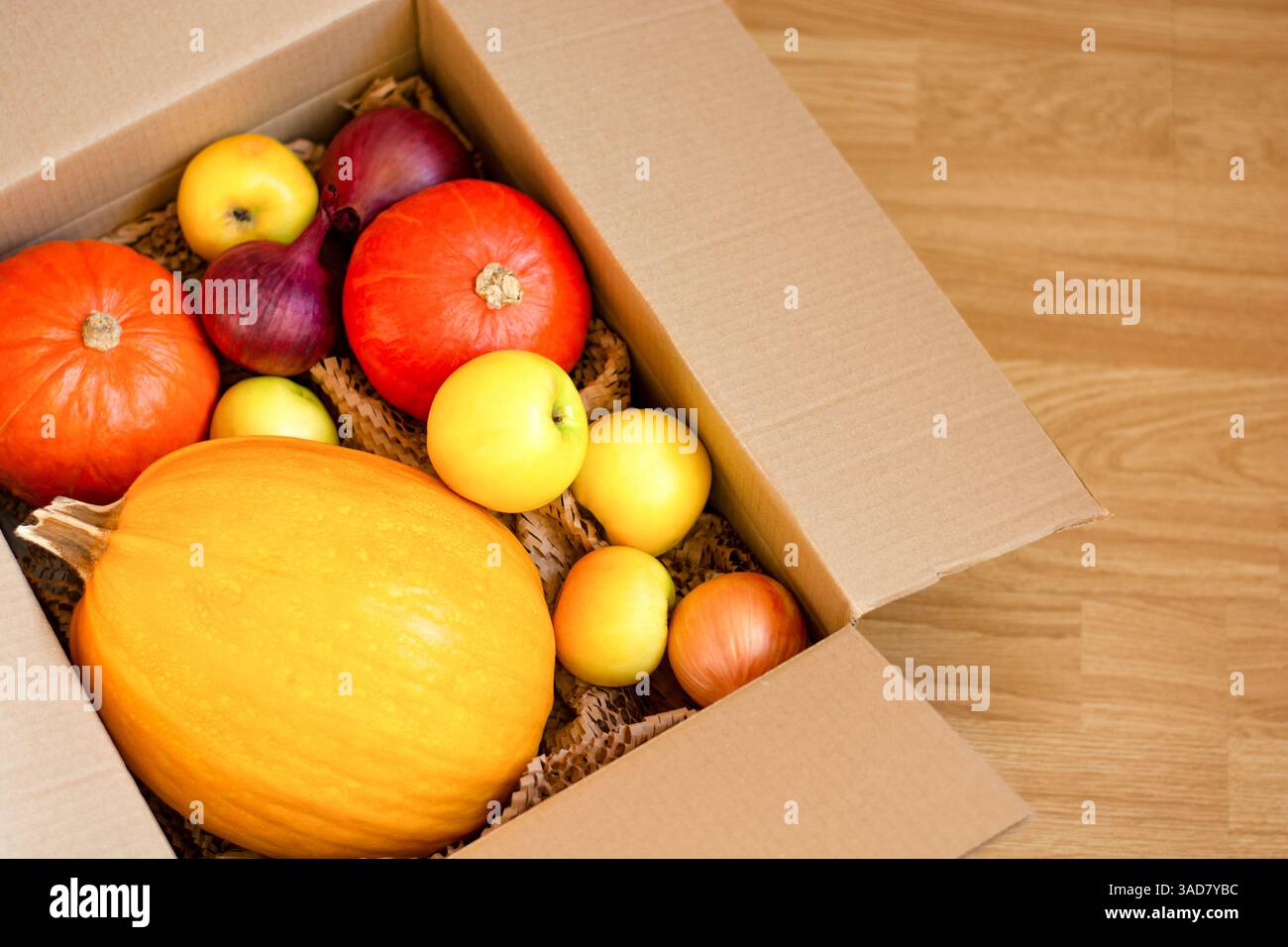 Ein Satz von Produkten in einem Karton, Gemüse für die Lieferung nach Hause, Kopierraum Stockfoto