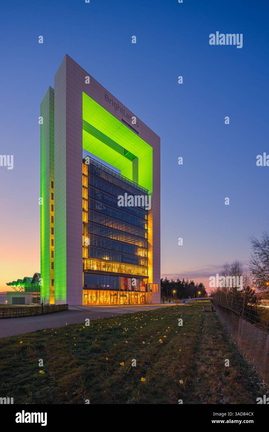 Ein Abend nach Sonnenuntergang in der Dämmerung im beleuchteten Innovatoren, einem modernen Stück af Architektur in der niederländischen Stadt Venlo in der Provinz Limbu Stockfoto