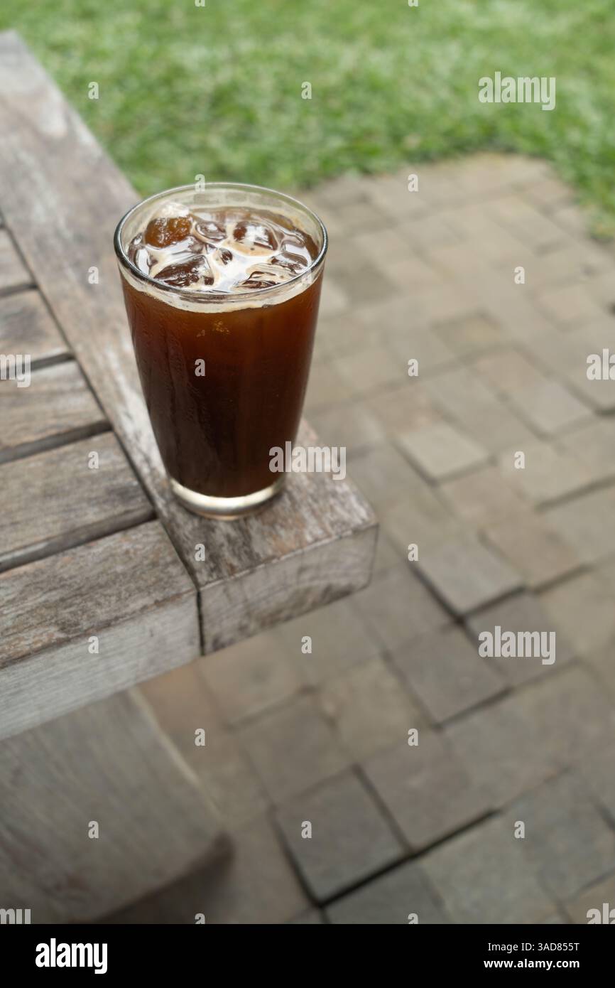 Ein Glas eiskalten Americano Kaffee auf dem Tisch draußen Stockfoto