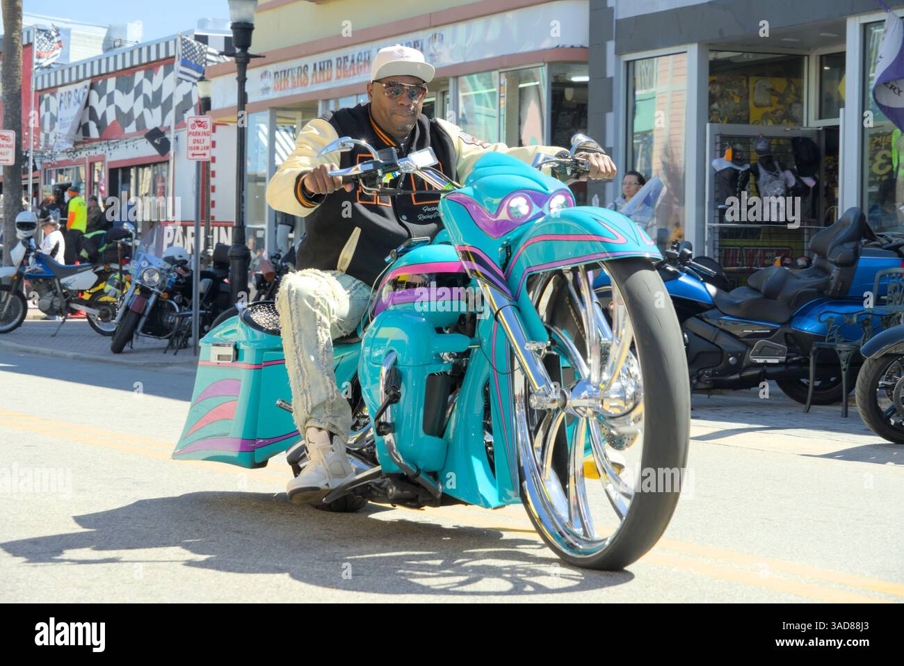 Ein Schwarzer sieht sehr cool aus auf Cyan Harley Davidson. Motorräder, zwei und drei Räder bei der Bike Week in Daytona Beach Florida USA. Stockfoto