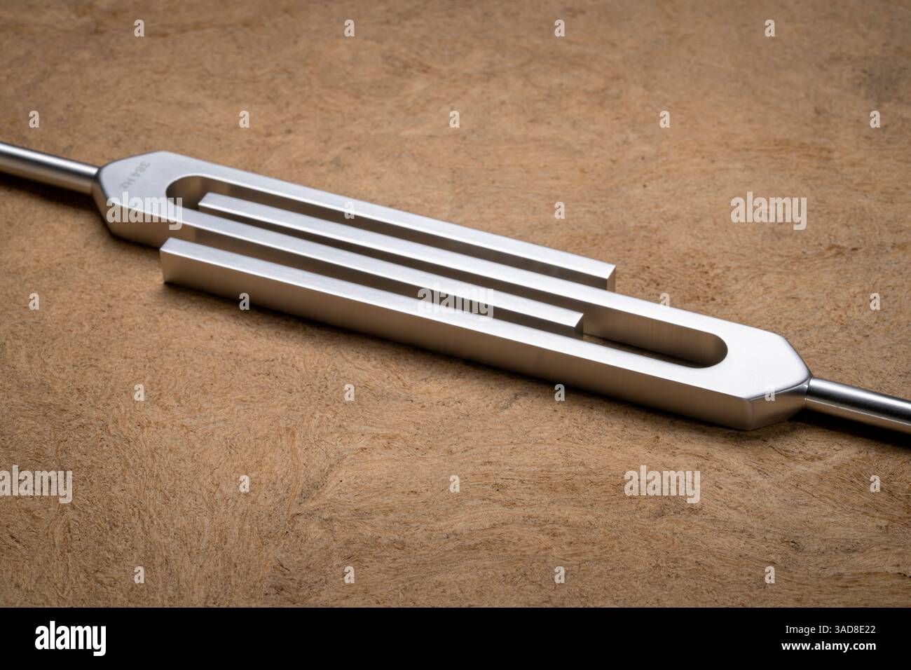 Stimmgabeln aus Metall, die zum Stimmspiel von Musikinstrumenten, zur Klangtherapie, zur Chakra-Heilung oder Entspannung verwendet werden Stockfoto