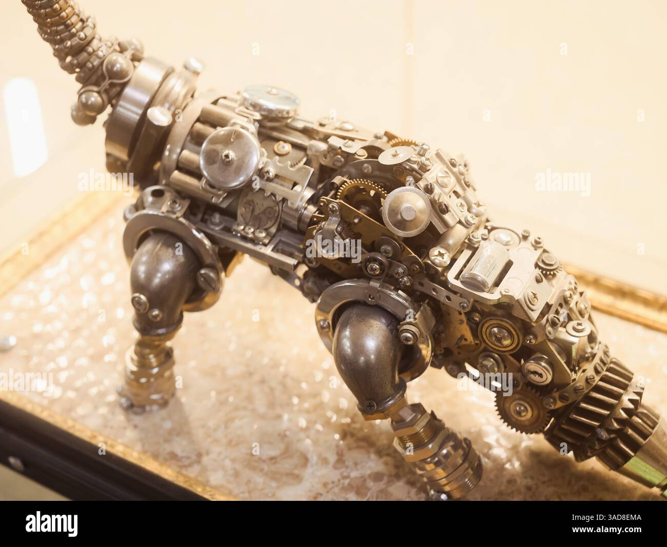 Eine bemerkenswerte, vom Steampunk inspirierte Mechanical Dog Sculpture, die komplexe Kunst zeigt Stockfoto