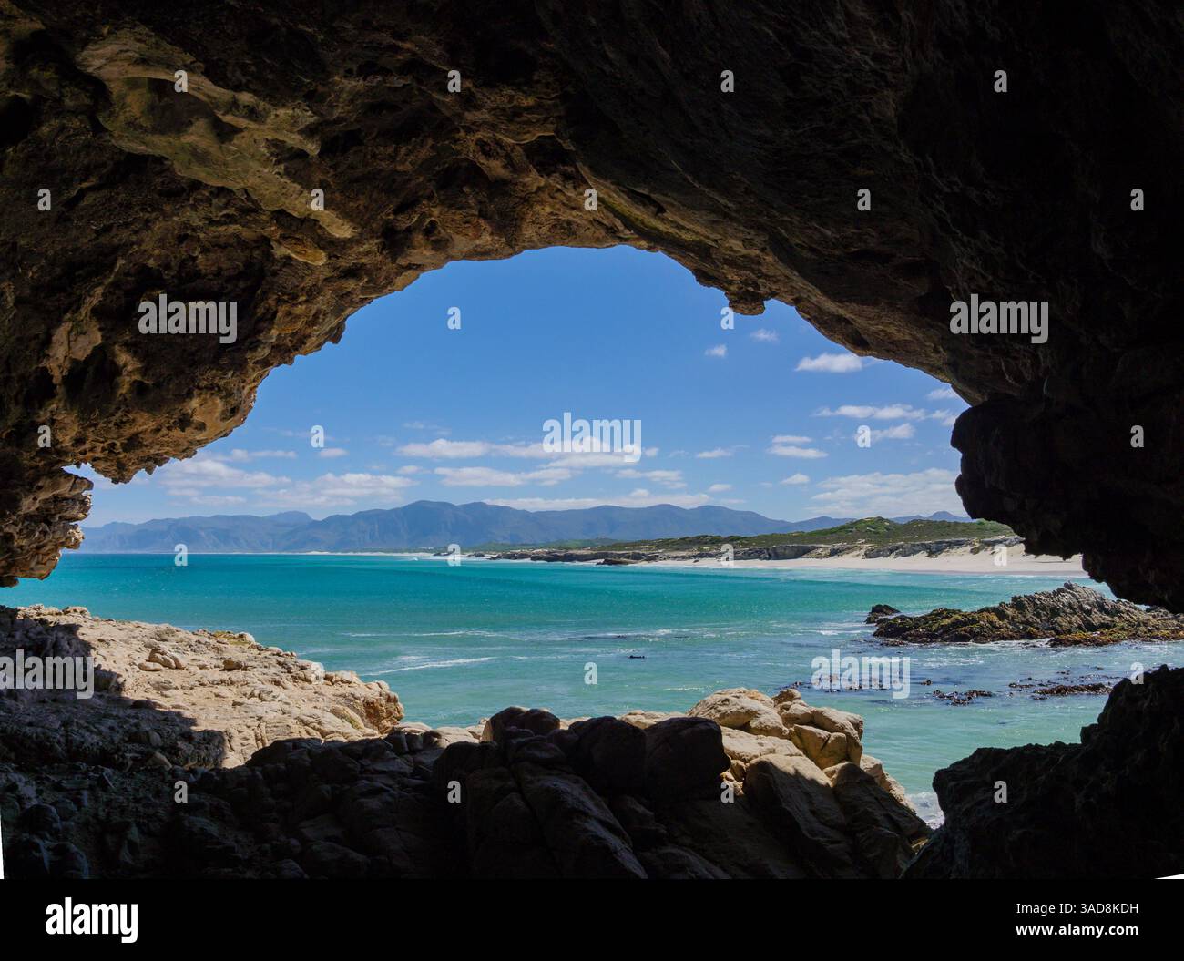 Blick auf Hermanus und die Kleinrivier Berge von der Klipgat Höhle. De Kelders (oder die Kelders). Walküste. Westkap. Südafrika. Stockfoto