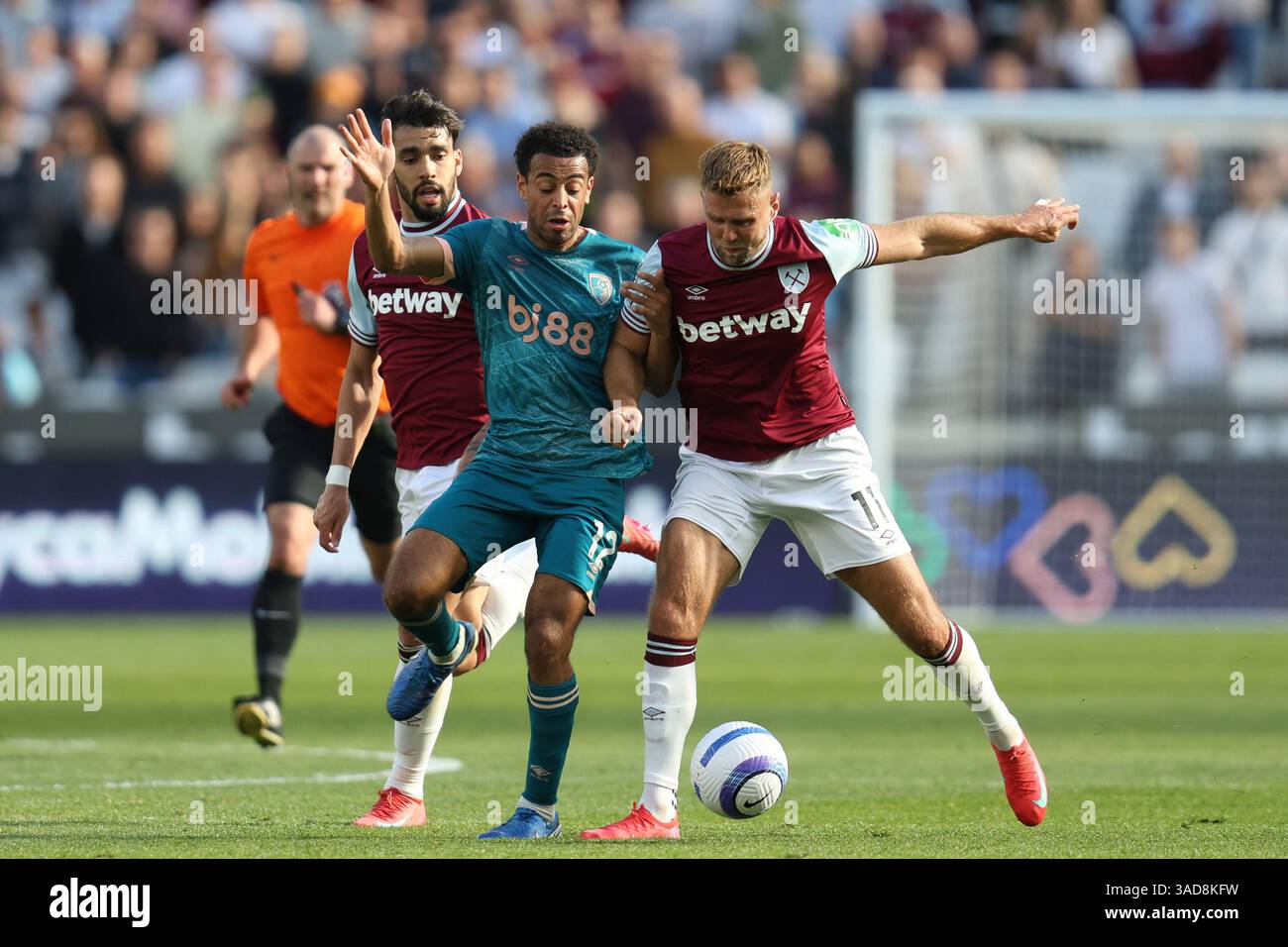 London, Großbritannien. April 2025. London, England, 5. April 2025: Tyler Adams (12 Bournemouth) und Niclas Fullkrug von West Ham United kämpfen um den Ball während des Premier League-Spiels zwischen West Ham United und Bournemouth im London Stadium (Alexander Canillas/SPP). /Alamy Live News Stockfoto