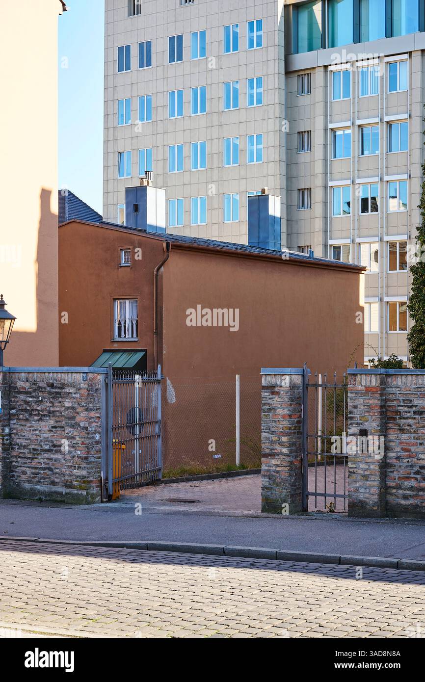 Alte und moderne Fassaden im Stadtbild Stockfoto