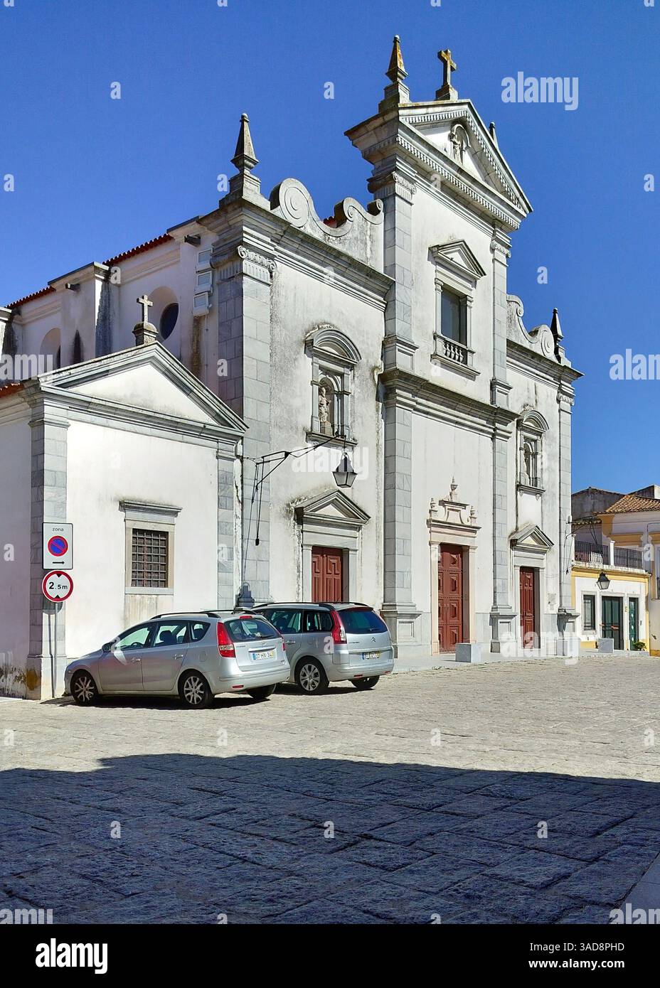 Renaissance-Kathedrale von St. Jakob dem Großen, 1590 erbaut, Vorderfassade auf dem Stadtplatz, Beja, Portugal Stockfoto