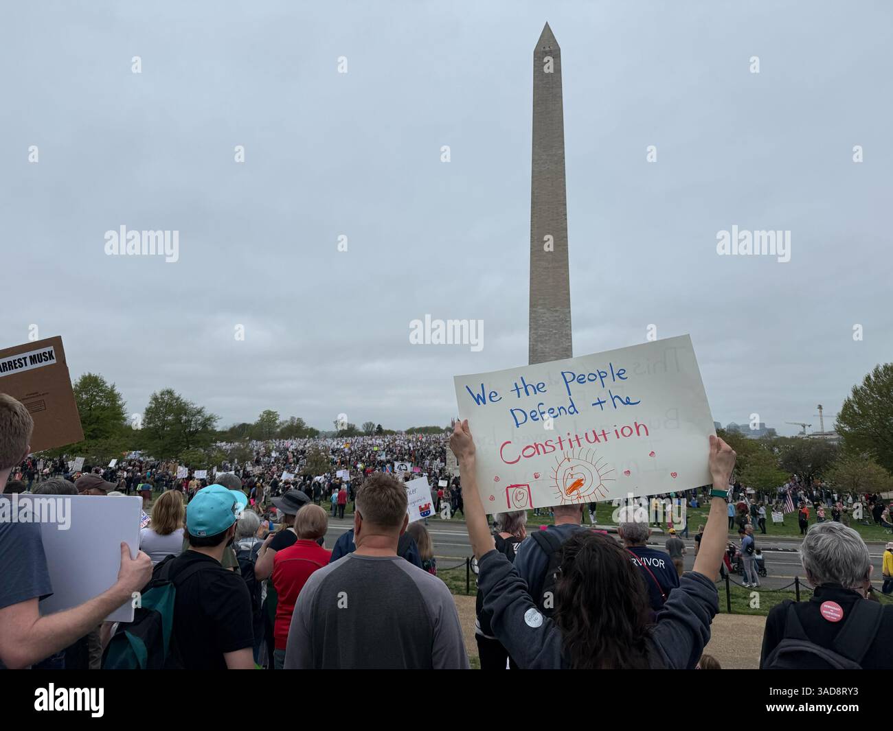 Washington, USA. April 2025. Rund 20.000 Demonstranten versammelten sich am Washington Monument zu einer Kundgebung gegen die Politik der Trump-Regierung. Autor: Thomas Müller/dpa/Alamy Live News Stockfoto
