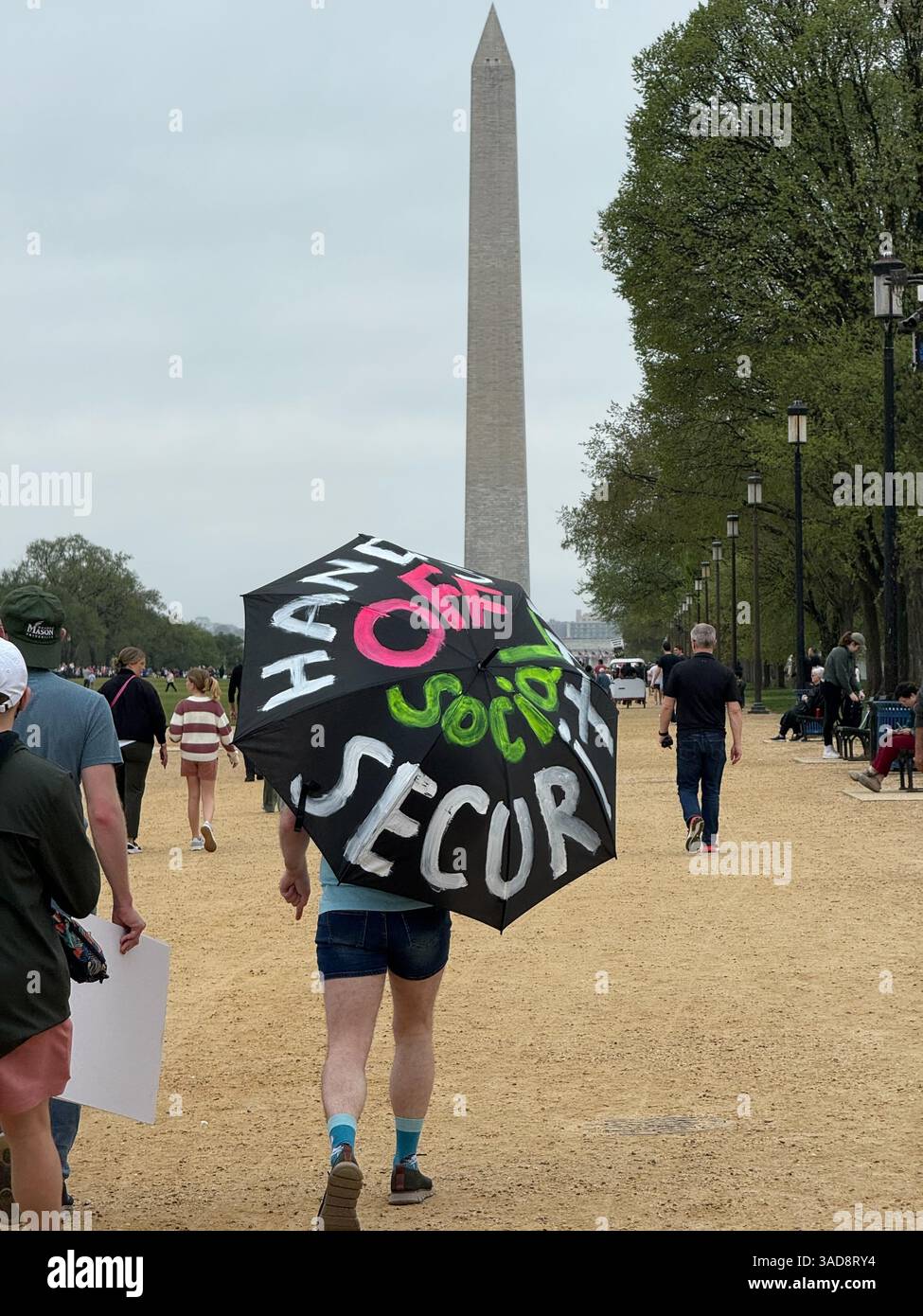 Washington, USA. April 2025. Rund 20.000 Demonstranten versammelten sich am Washington Monument zu einer Kundgebung gegen die Politik der Trump-Regierung. Autor: Thomas Müller/dpa/Alamy Live News Stockfoto