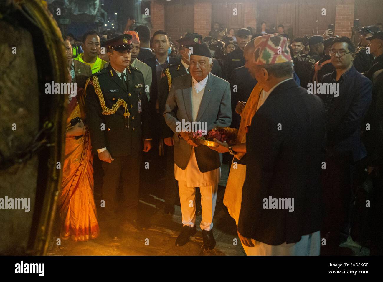 Kathmandu, Kathmandu, Nepal. April 2025. 5. April 2025 ''“ Kathmandu, Nepal: Präsident RAM Chandra Paudel betet an Seto Machhindranath, der verehrten Gottheit, am ersten Tag des Festivals zum Wagenziehen, bekannt als Janabaha Dyo. Das Festival wird in der Hauptstadt gefeiert und ehrt die Gottheit, die sowohl von Hindus als auch Buddhisten als Manifestation von Avalokiteshvara, dem Bodhisattva des Mitgefühls und als regenbringende Inkarnation von Lord Shiva verehrt wird. (Kreditbild: © Sujal Bajracharya/ZUMA Press Wire) NUR REDAKTIONELLE VERWENDUNG! Nicht für kommerzielle ZWECKE! Stockfoto