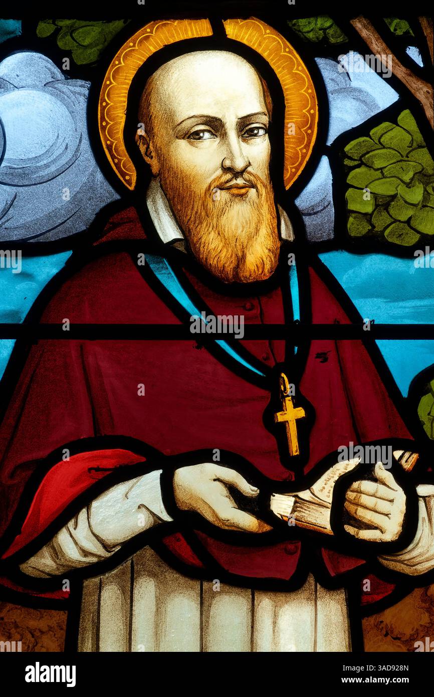 Saint Jean de Sixt, FRANKREICH - 21. 05. 2024: Francois de Sales, Buntglas (19. Jahrhundert) von St. Francis de Sales oder Saint Francois de Sales. Arzt von Stockfoto