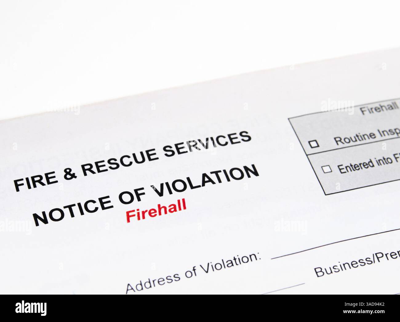 Meldung von Verstößen durch die Feuerwehr Ticket oder Geldstrafe für Geschäftsbetrieb oder Gebäude wegen Nichteinhaltung oder nicht funktionierender Brandschutzanlage. Brandschutz Stockfoto