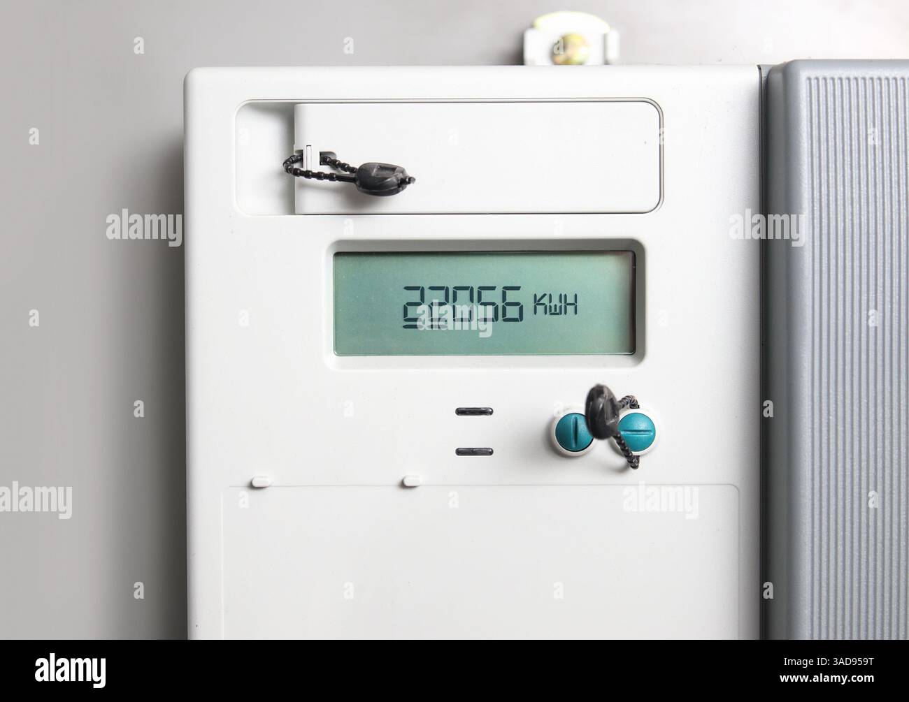 Intelligentes Messgerät oder digitales Messgerät. Nahaufnahme. Digitales Messgerät überträgt den Energieverbrauch. Der Stromverbrauch wird automatisch aufgezeichnet und übertragen. Stockfoto