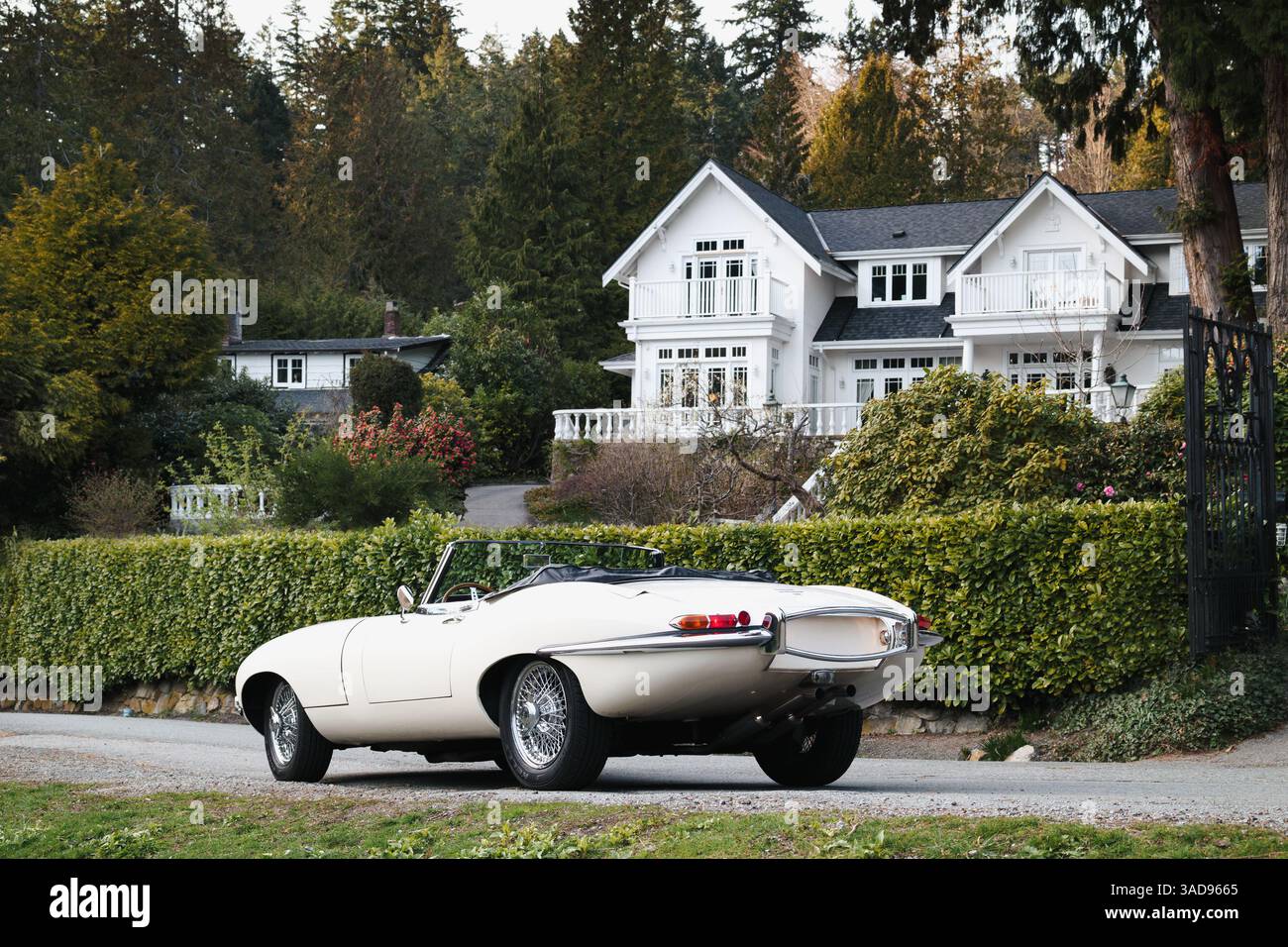 Jaguar E-TYPE 4,2 Coupé parkt eine reiche Wohnstraße. Oldtimer-Vorderansicht. Britischer Sportwagen aus den Jahren 1961 und 1974. Selektiver Fokus. Vanco Stockfoto