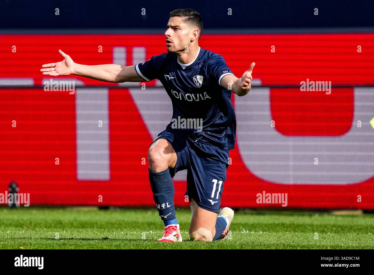 BOCHUM – 5. APRIL: Georgios Masouras vom VfL Bochum reagiert beim Bundesliga-Spiel zwischen VfL Bochum 1848 und VfB Stuttgart im Vonovia Ruhrstadion am 5. April 2025 in Bochum. (Foto: Rene Nijhuis/MB Media) Stockfoto