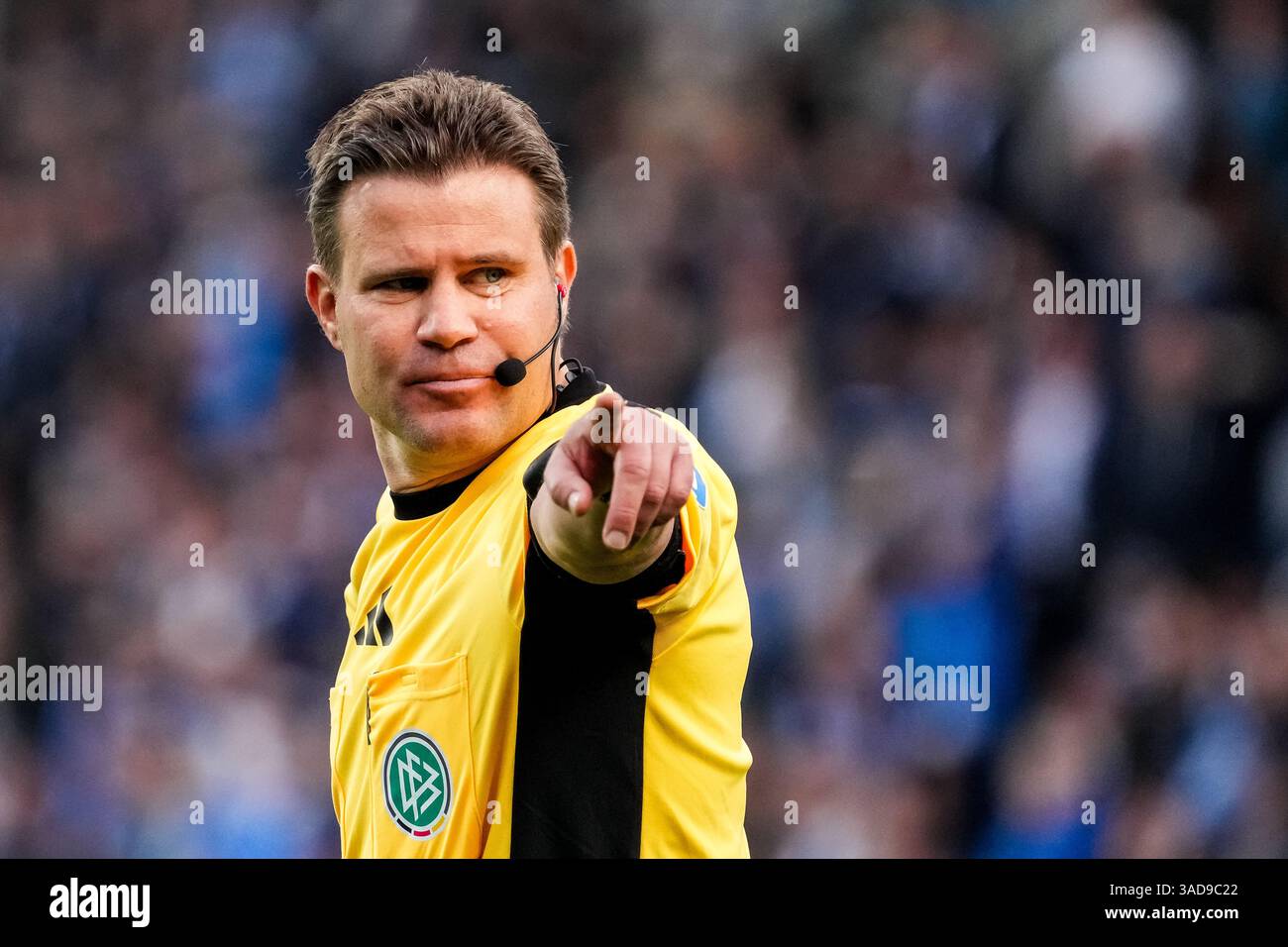 BOCHUM, 5. APRIL: Schiedsrichter Felix Brych gibt beim Bundesliga-Spiel zwischen dem VfL Bochum 1848 und dem VfB Stuttgart am 5. April 2025 im Vonovia Ruhrstadion in Bochum Gesten. (Foto: Rene Nijhuis/MB Media) Stockfoto