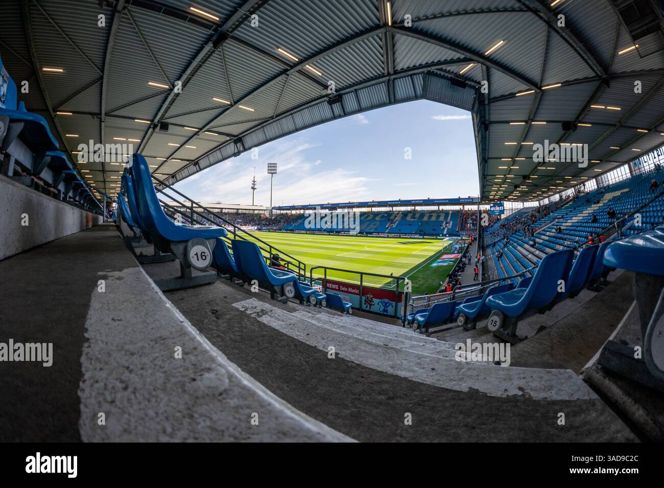BOCHUM - 5. APRIL: Allgemeine Ansicht des Vonovia Ruhrstadions vor dem Bundesliga-Spiel zwischen dem VfL Bochum 1848 und dem VfB Stuttgart im Vonovia Ruhrstadion am 5. April 2025 in Bochum. (Foto: Rene Nijhuis/MB Media) Stockfoto