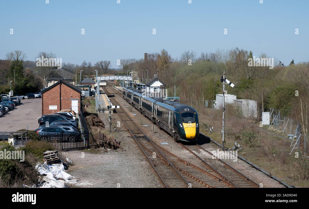 GWR-Klasse 800 IET-Zug am Bahnhof Moreton-in-Marsh, Gloucestershire, England, Großbritannien Stockfoto