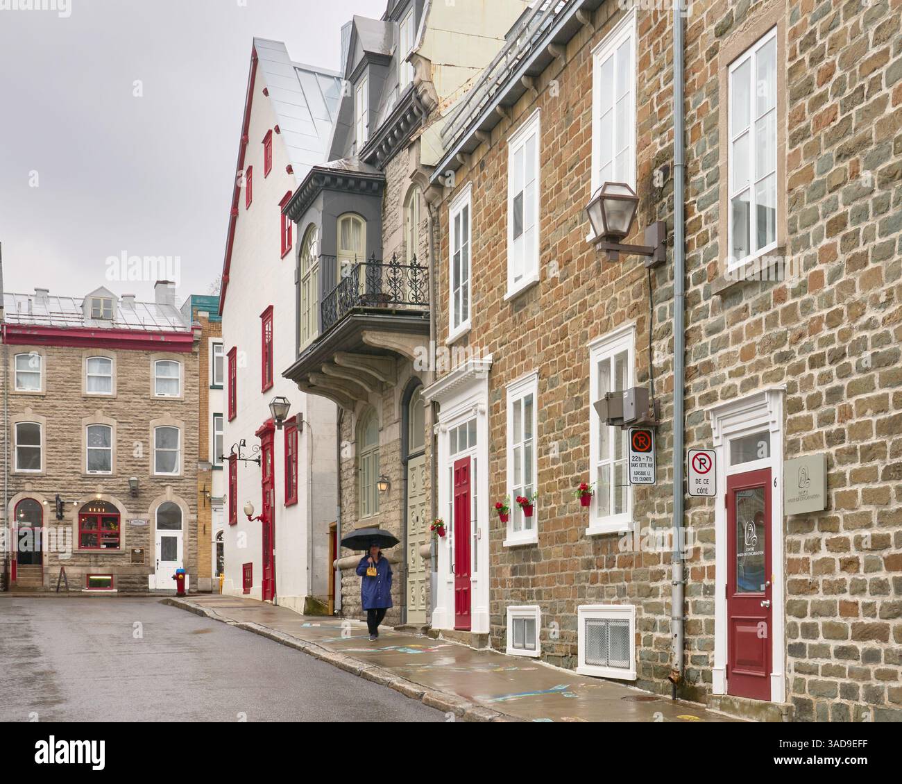 Eine Spur mit roten Türen und Fenstern in Quebec City, Quebec, Kanada. Stockfoto