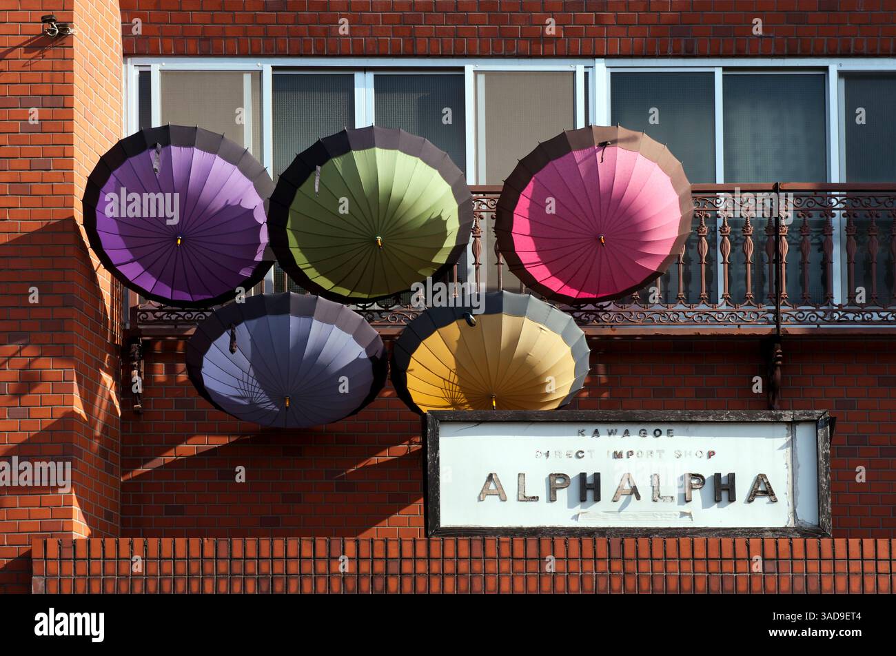 Eine Auswahl an mehrfarbigen Regenschirmen, die in der Sonne trocknen, schafft eine einzigartige, unbeabsichtigte Designästhetik in Kawagoe, Saitama, Japan. Stockfoto