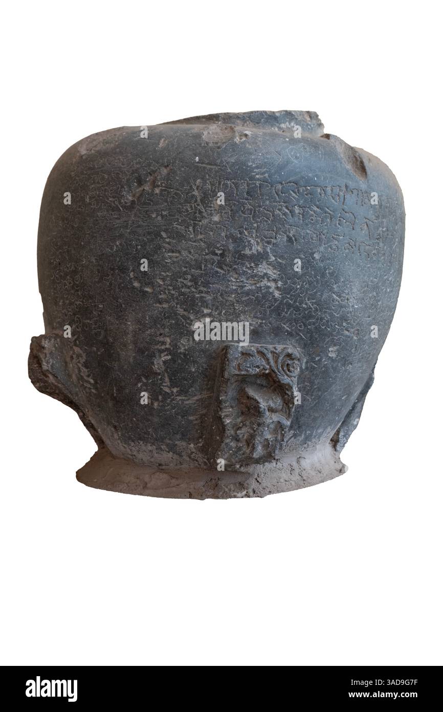 Zweisprachiger eingeschriebener Stein. 15.-16. Jahrhundert n. Chr. Suryavasmshi. Die Inschrift auf einer Kalasa. In dieser Inschrift befindet sich der frontale Teil eines Salabhanjika Stockfoto