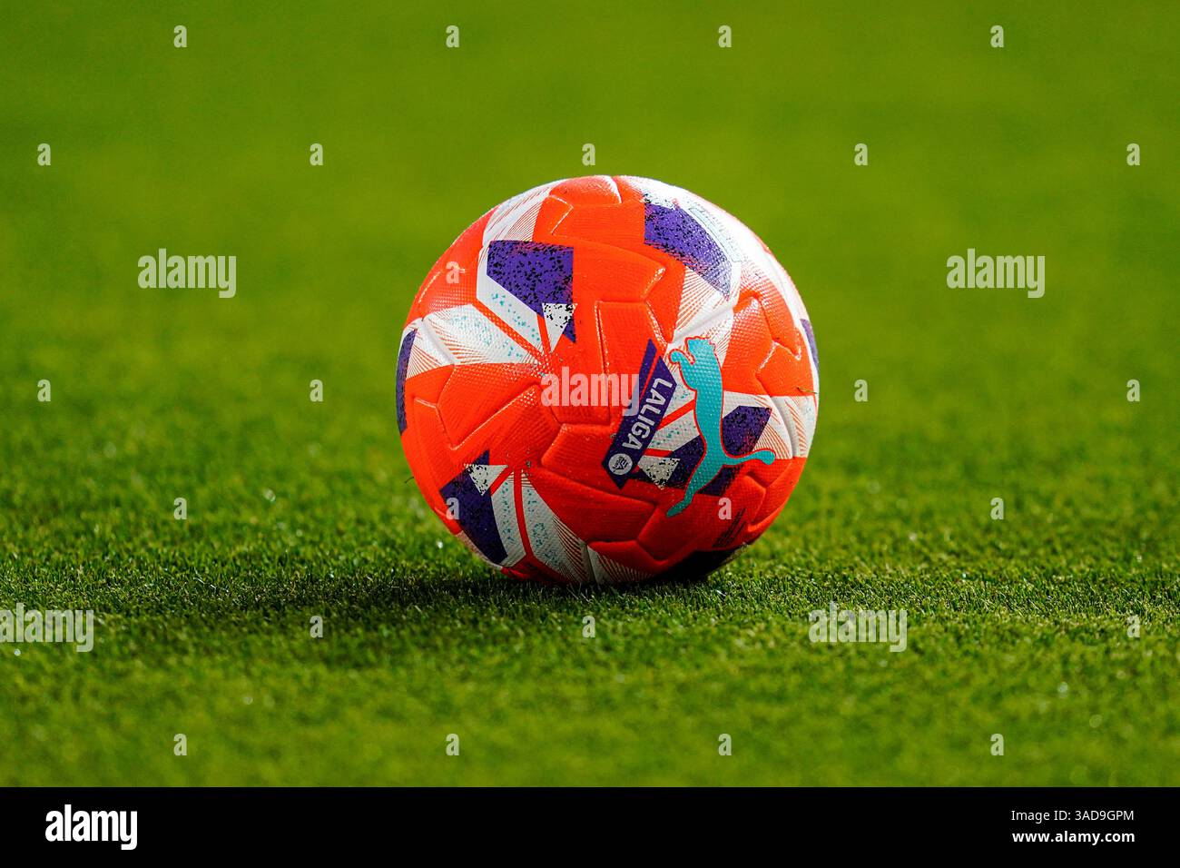 Barcelona, Spanien. April 2025. Barcelona, Spanien, Saison 2024/2025, La Liga EA Sports, Spieltag 30, FC Barcelona gegen Real Betis, Lluis Companys Stadium, 5. April 2025La Liga Ball während des La Liga EA Sports Matches zwischen dem FC Barcelona und Real Betis spielte am 5. April 2025 im Lluis Companys Stadion in Barcelona, Spanien. (Foto: Sergio Ruiz/Imago) Credit: PRESSINPHOTO SPORTS AGENCY/Alamy Live News Stockfoto