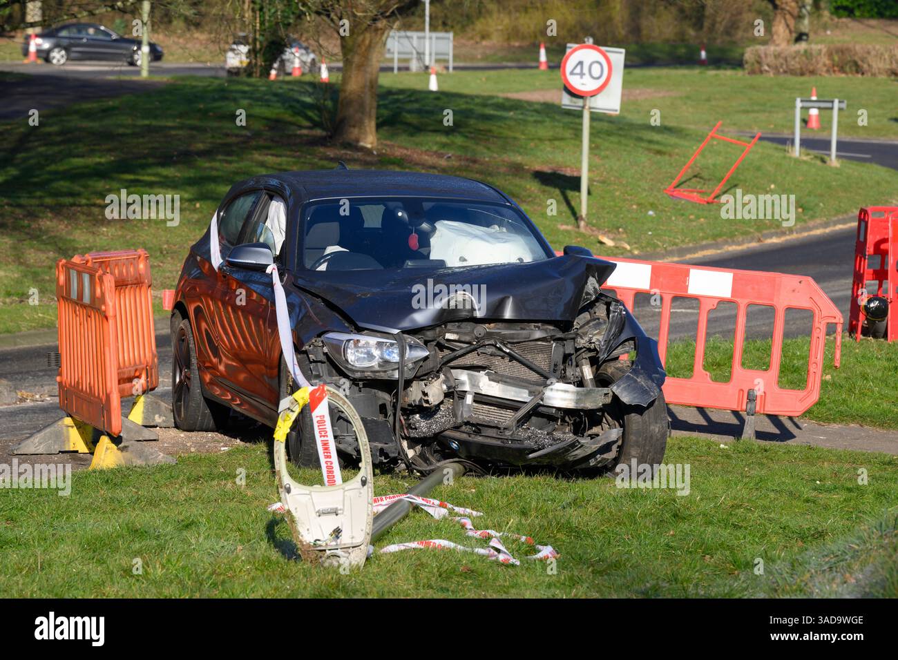 Ein abgestürzter BMW-Wagen mit Frontschäden, Woodbury Road, Basingstoke, Hampshire, Großbritannien. März 2025 Stockfoto