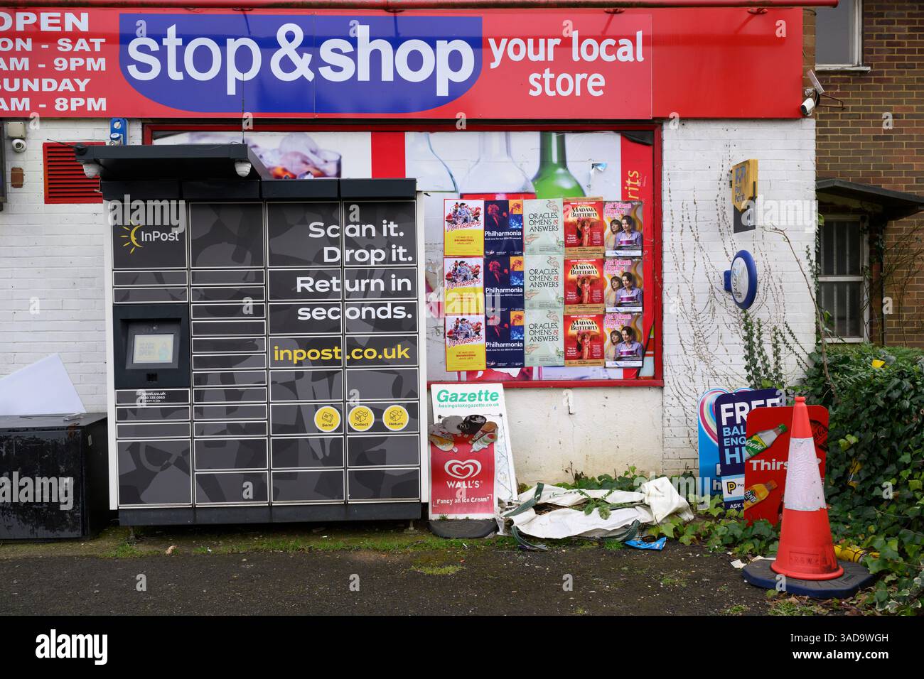 Paketschließfächer im Posteingang vor dem Stop & Shop 24-Stunden-Geschäft, St. Peter's Road, Basingstoke, Hampshire, Großbritannien. Januar 2025 Stockfoto